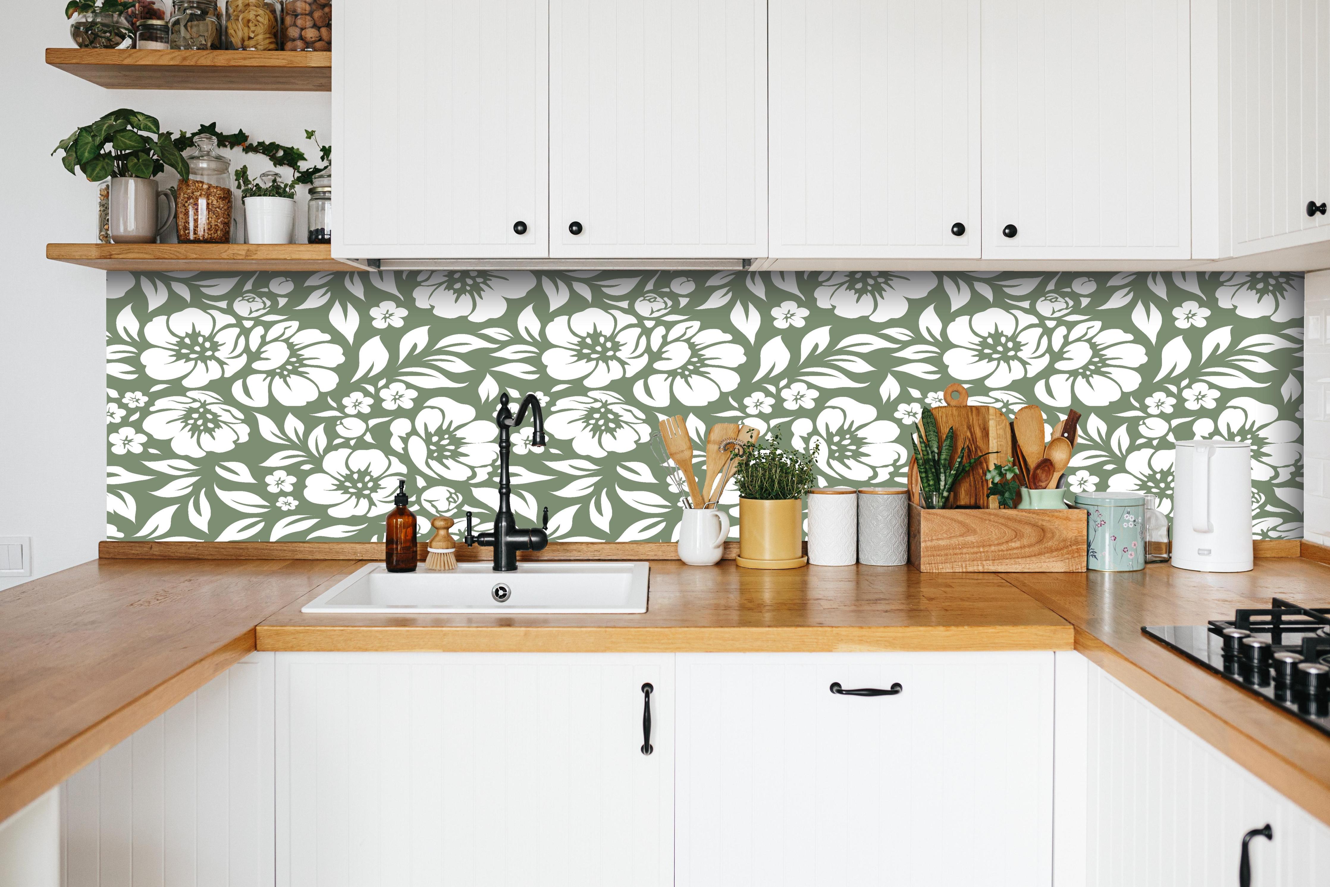 Küche - Natura Floreale Oliva hinter weißen Hochglanz-Küchenregalen und schwarzem Wasserhahn