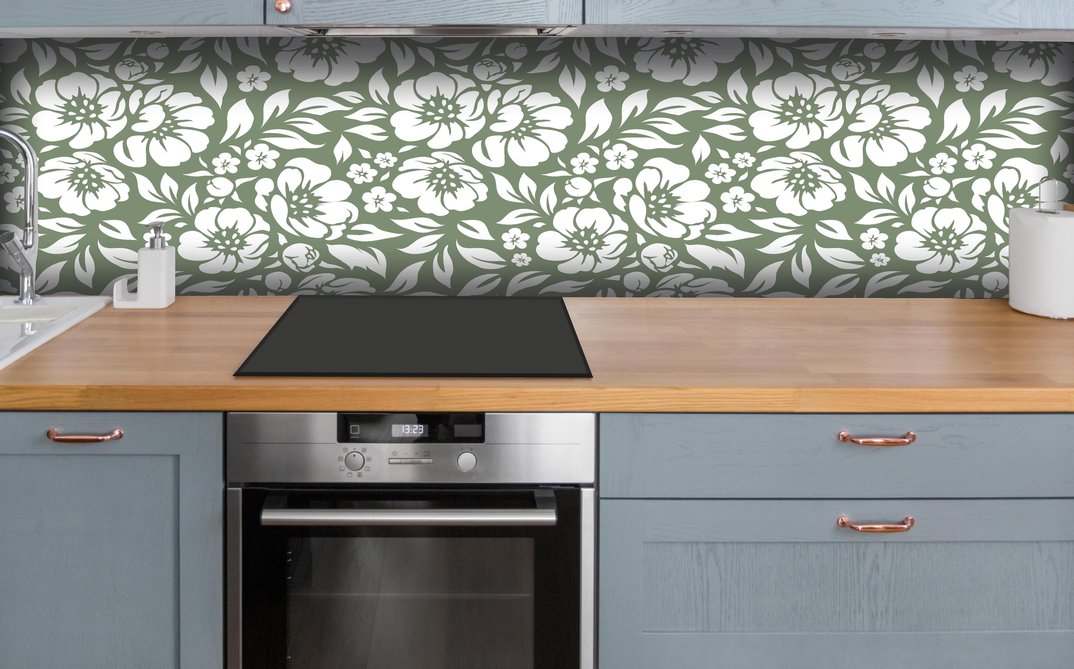 Küche - Natura Floreale Oliva hinter weißen Hochglanz-Küchenregalen und schwarzem Wasserhahn