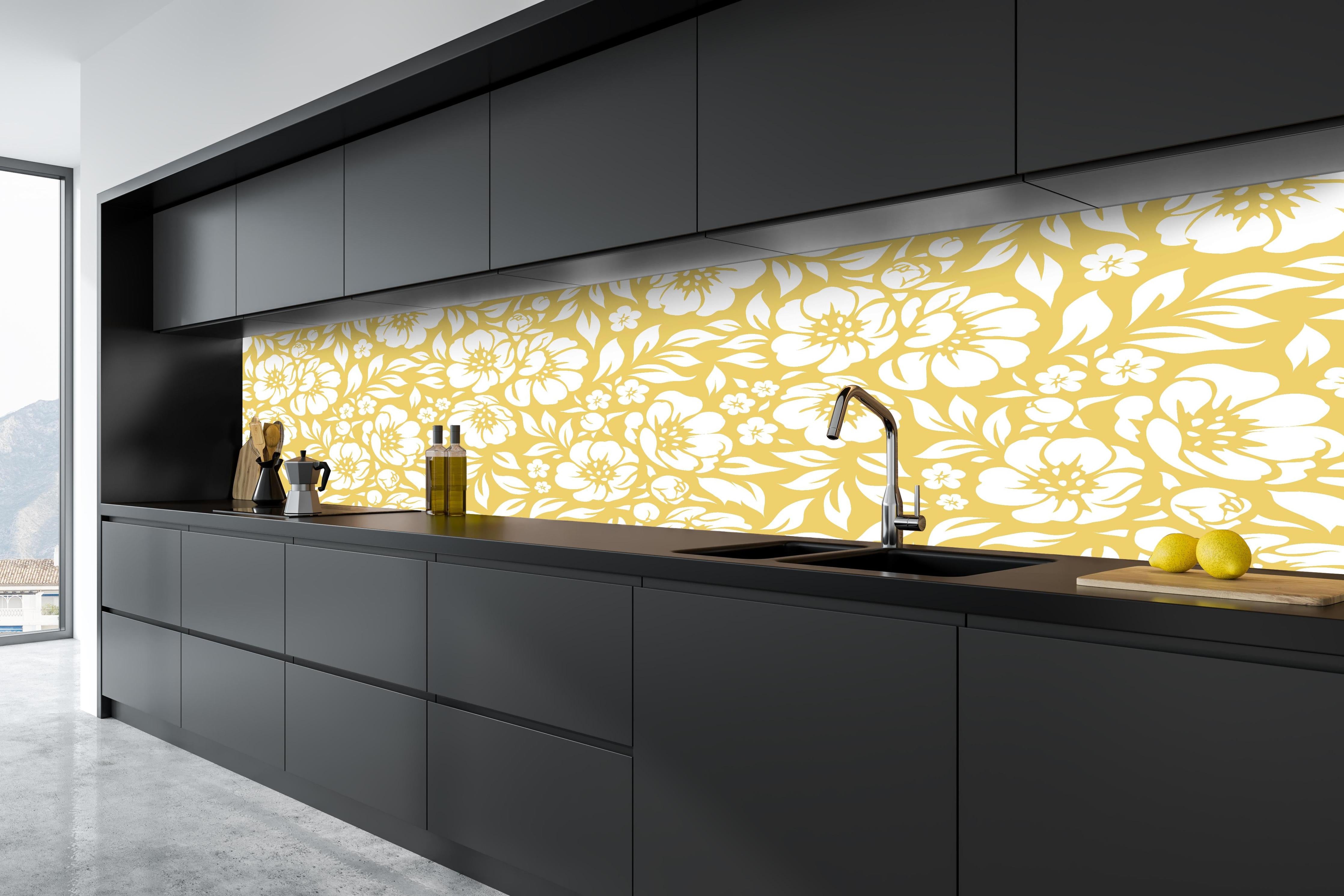 Küche - Natura Floreale Oro hinter weißen Hochglanz-Küchenregalen und schwarzem Wasserhahn