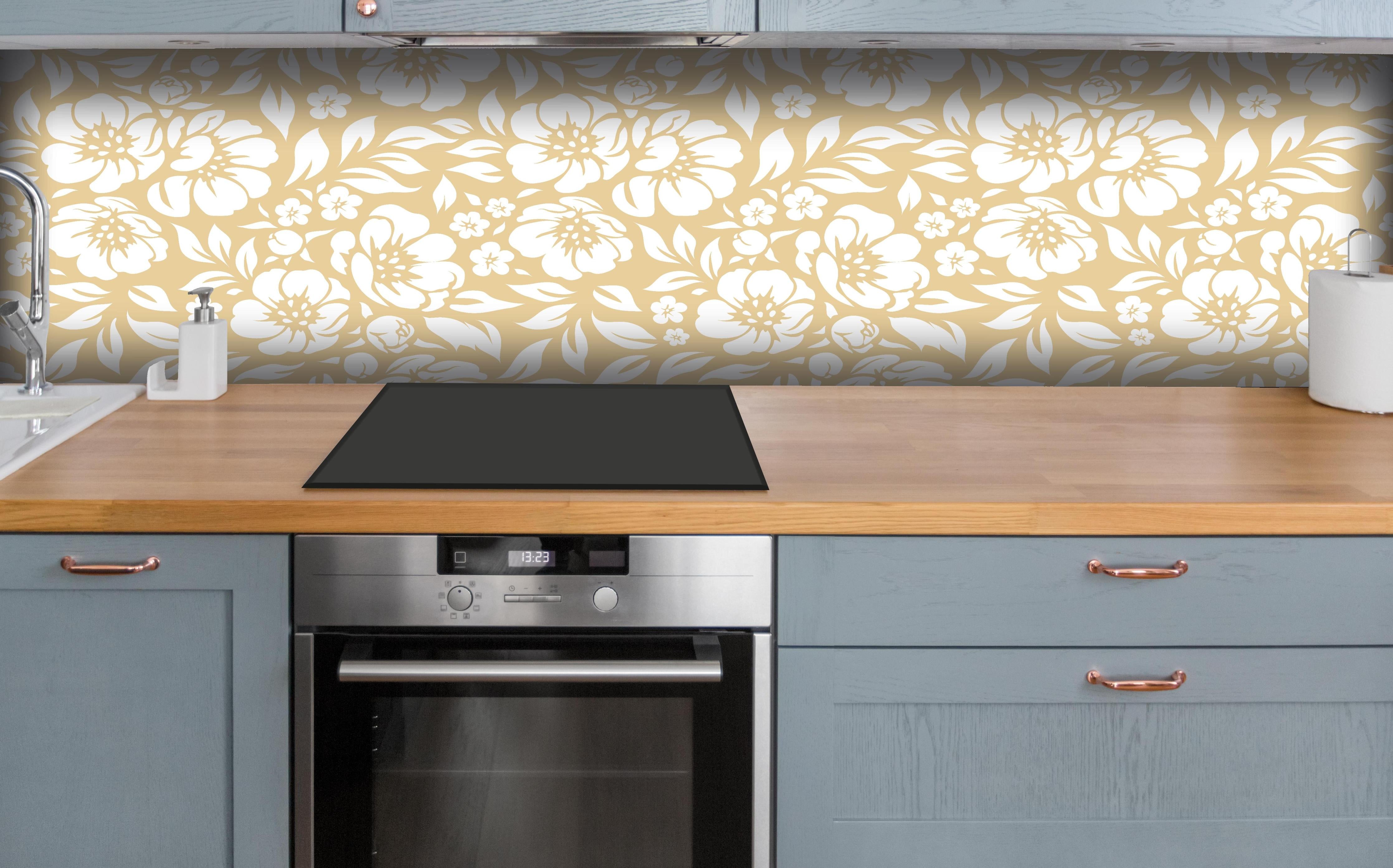 Küche - Natura Floreale Sabbia hinter weißen Hochglanz-Küchenregalen und schwarzem Wasserhahn