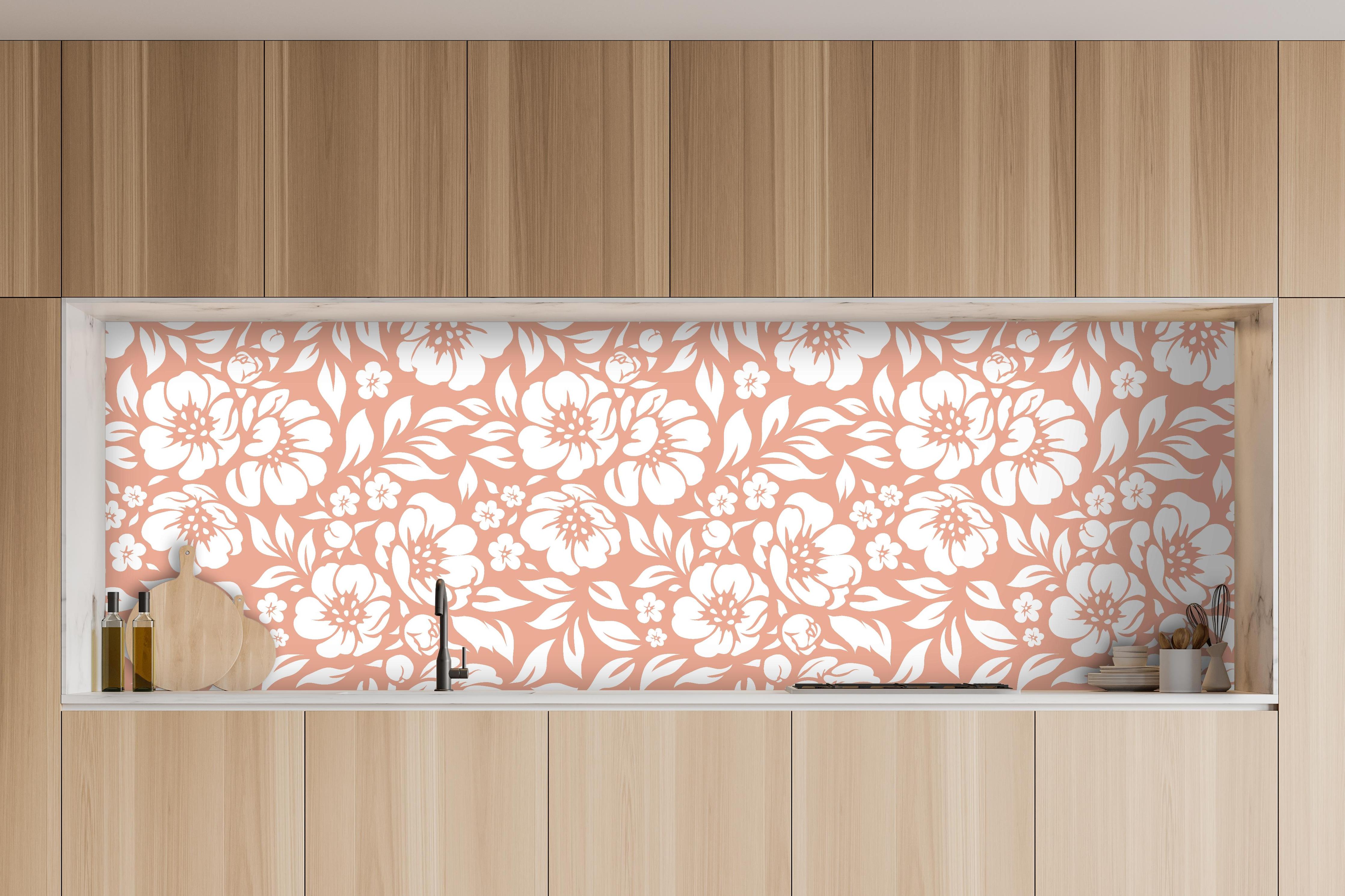 Küche - Natura Floreale Salmone hinter weißen Hochglanz-Küchenregalen und schwarzem Wasserhahn