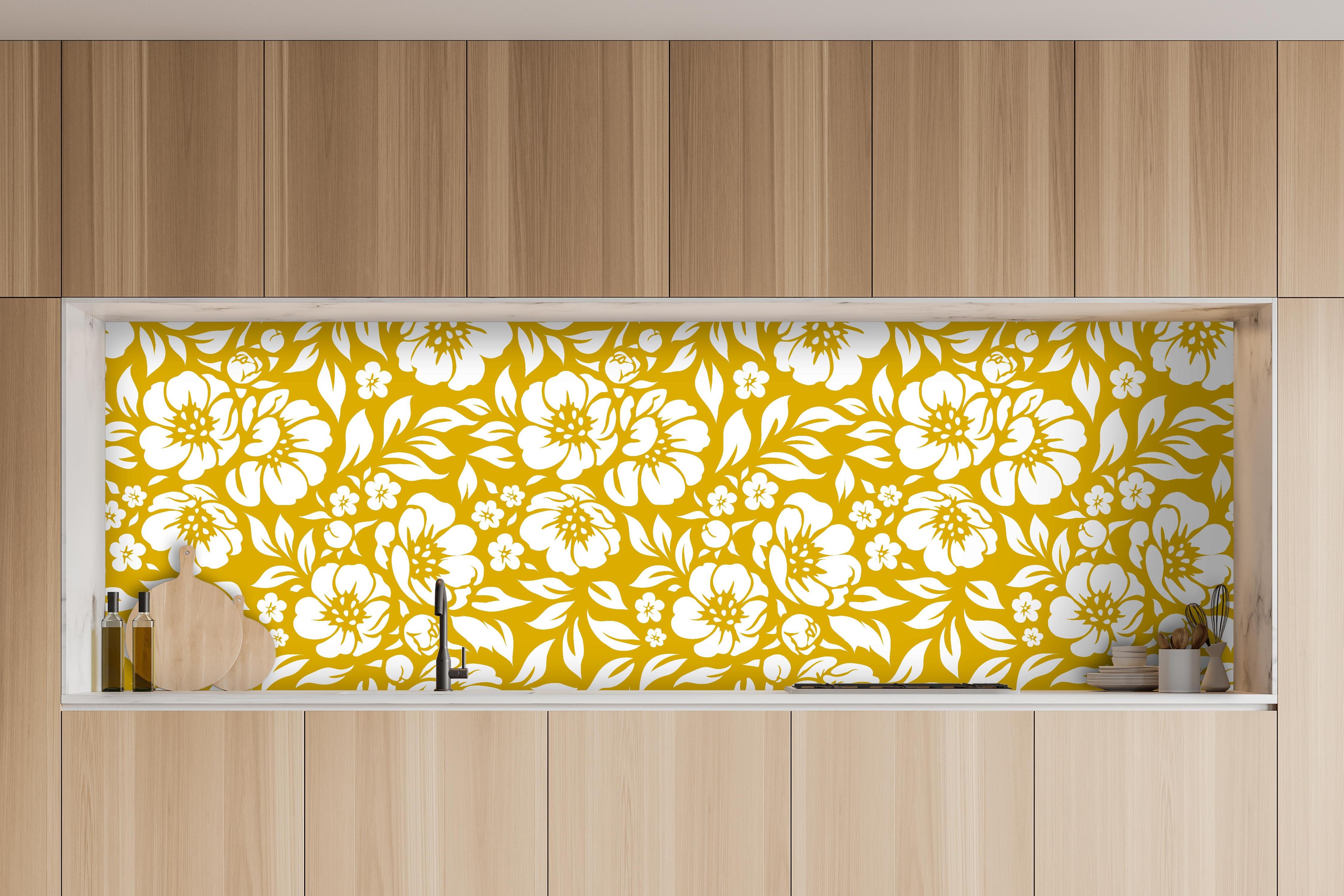 Küche - Natura Floreale Senape hinter weißen Hochglanz-Küchenregalen und schwarzem Wasserhahn