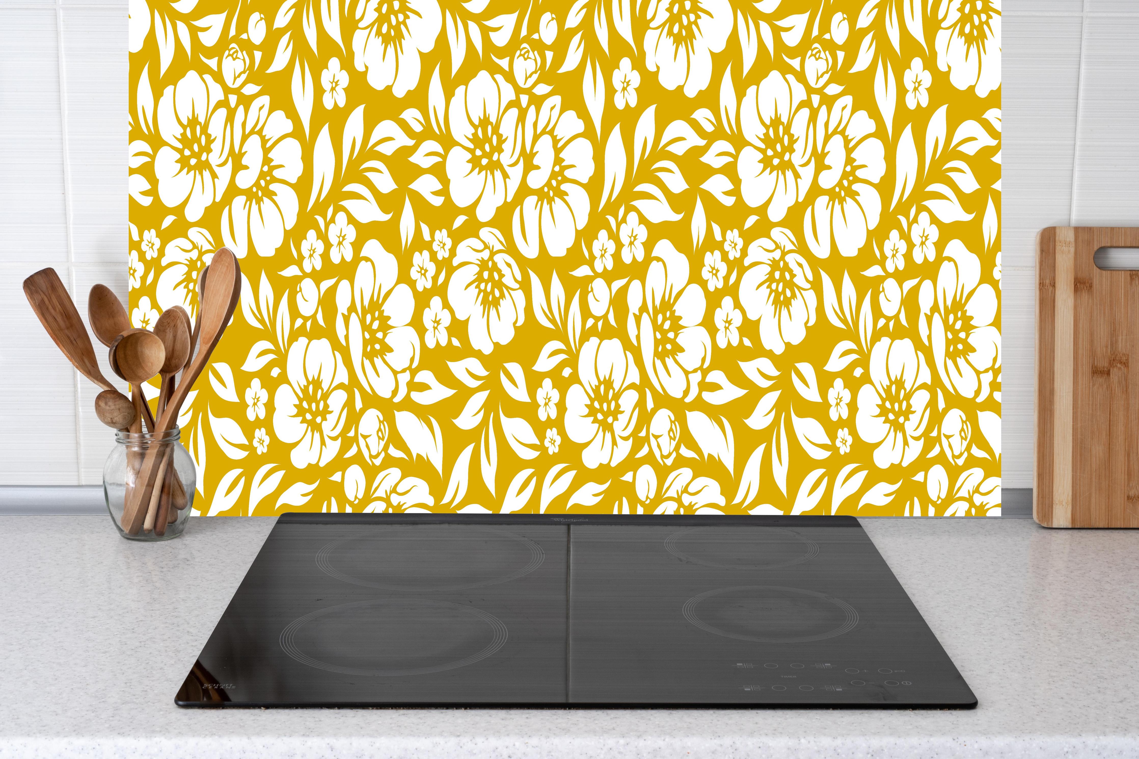 Küche - Natura Floreale Senape hinter weißen Hochglanz-Küchenregalen und schwarzem Wasserhahn