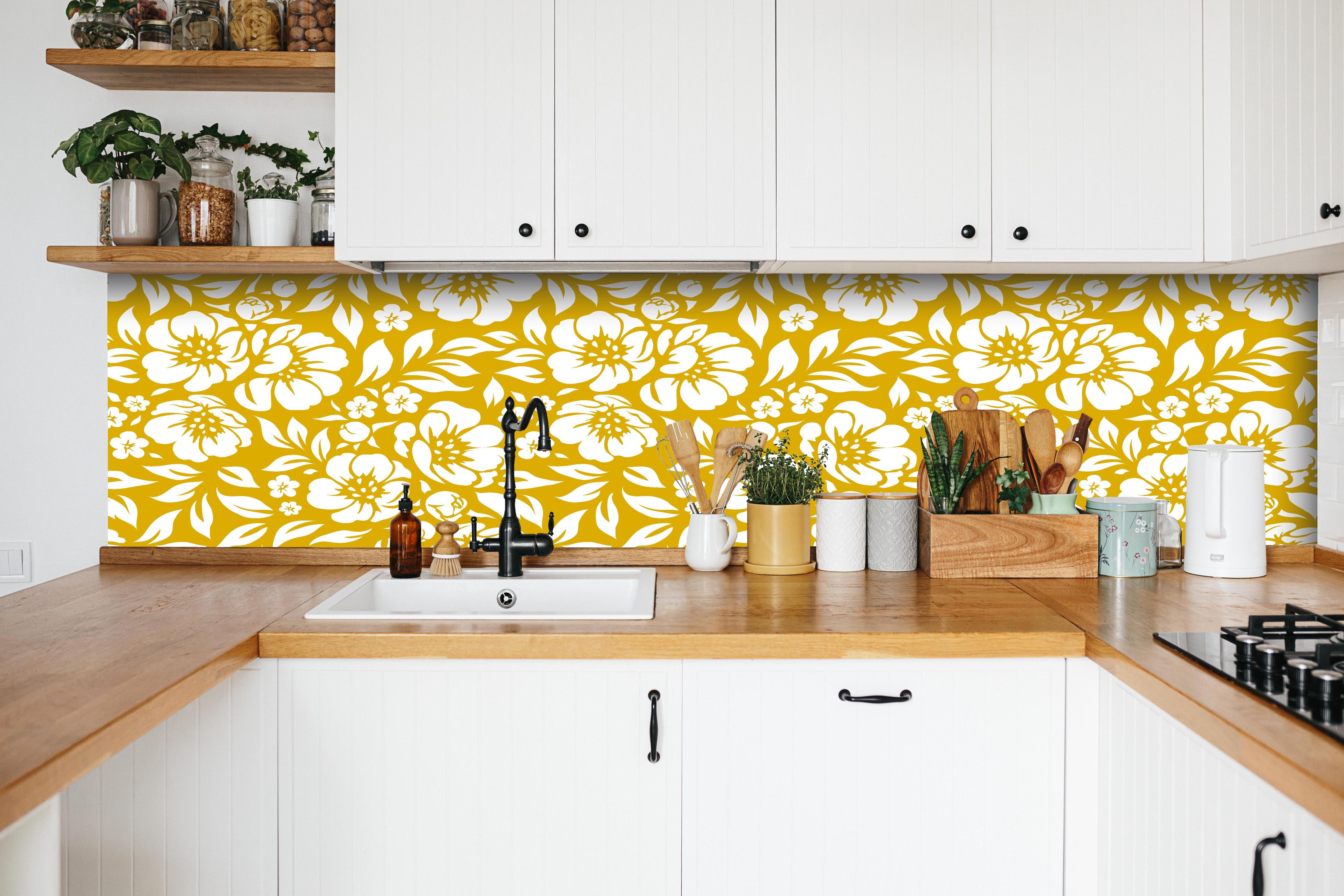 Küche - Natura Floreale Senape hinter weißen Hochglanz-Küchenregalen und schwarzem Wasserhahn