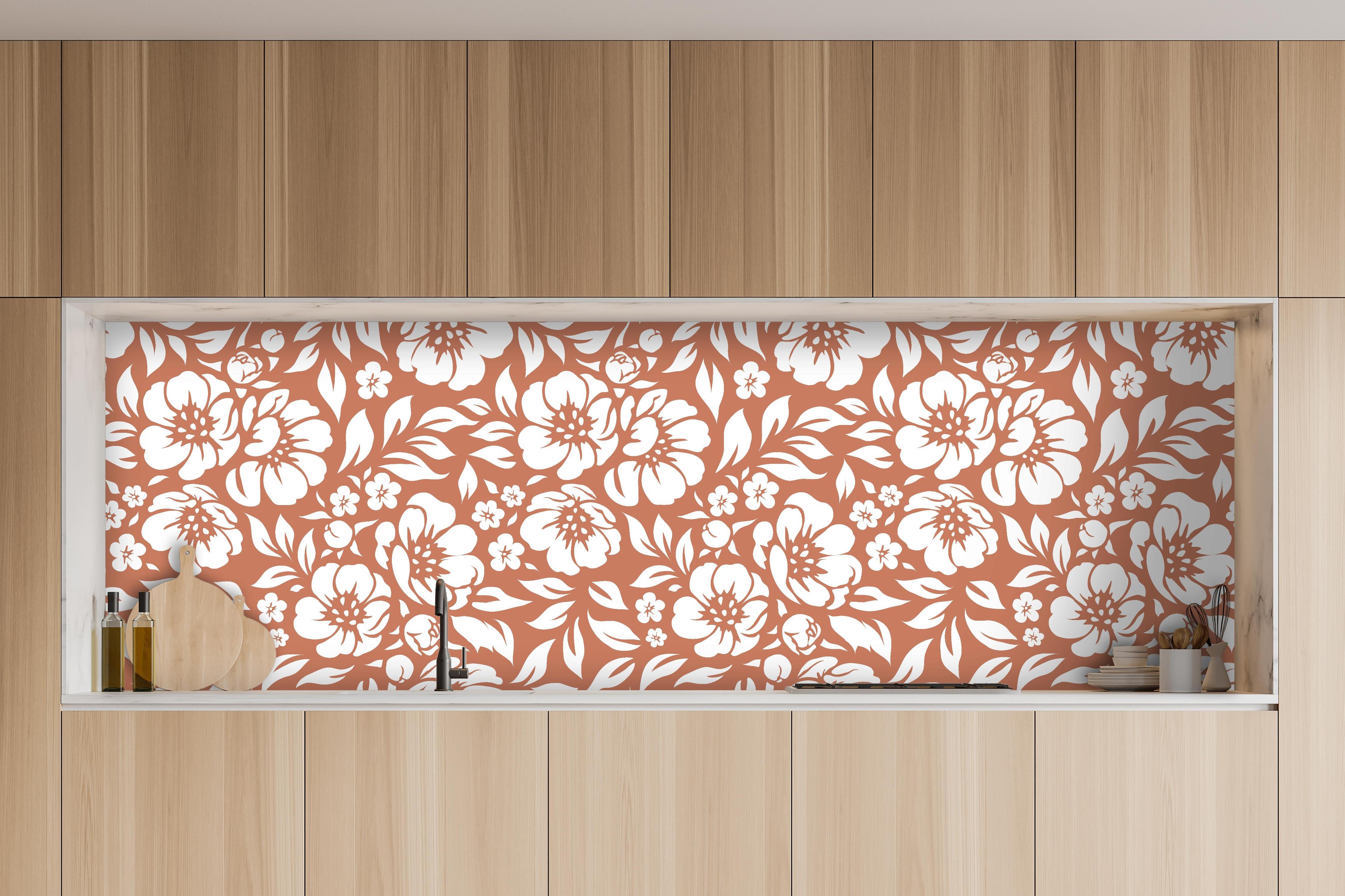 Küche - Natura Floreale Terracotta hinter weißen Hochglanz-Küchenregalen und schwarzem Wasserhahn