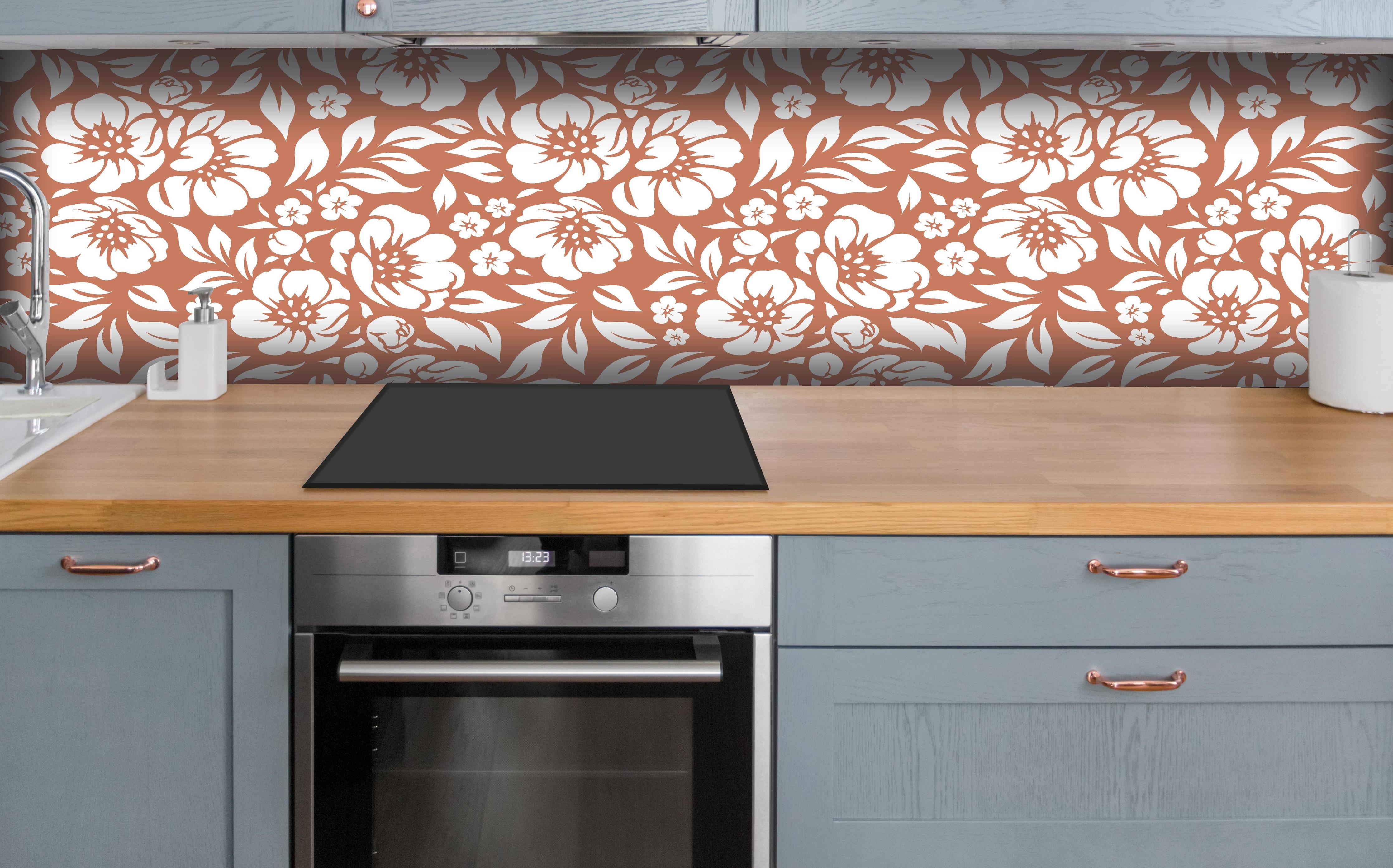 Küche - Natura Floreale Terracotta hinter weißen Hochglanz-Küchenregalen und schwarzem Wasserhahn