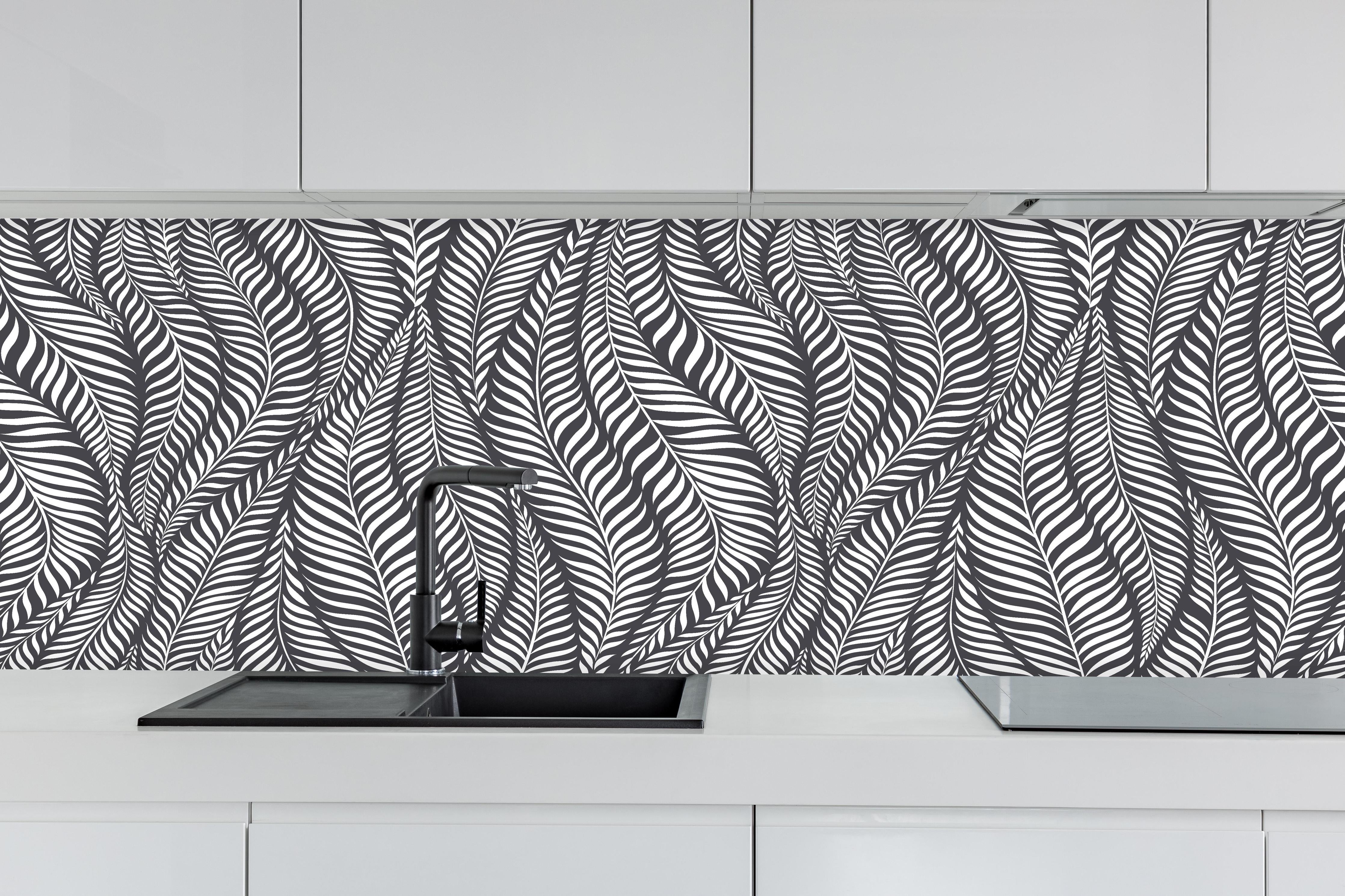 Küche - Natura Oasi Antracite hinter weißen Hochglanz-Küchenregalen und schwarzem Wasserhahn