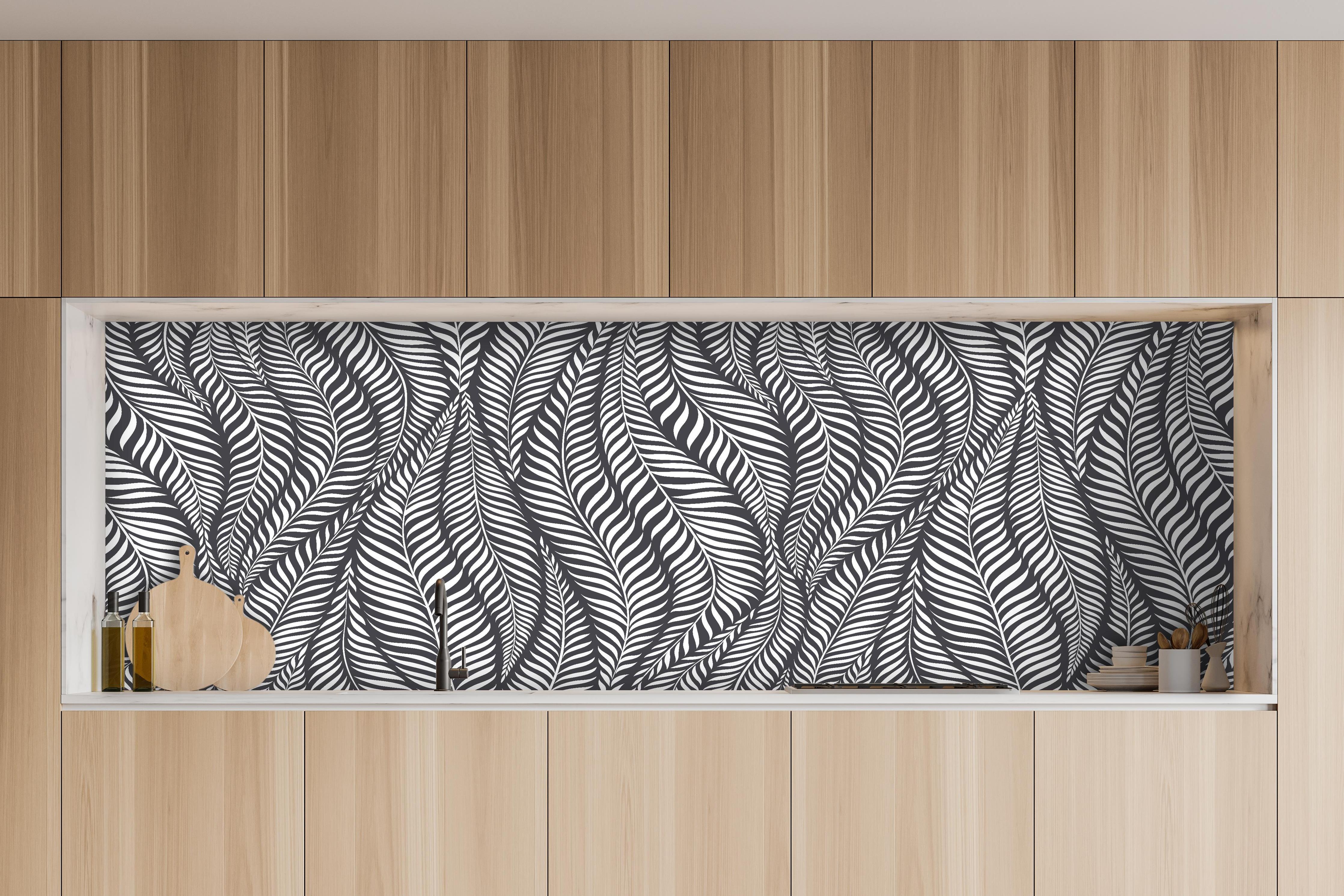 Küche - Natura Oasi Antracite hinter weißen Hochglanz-Küchenregalen und schwarzem Wasserhahn