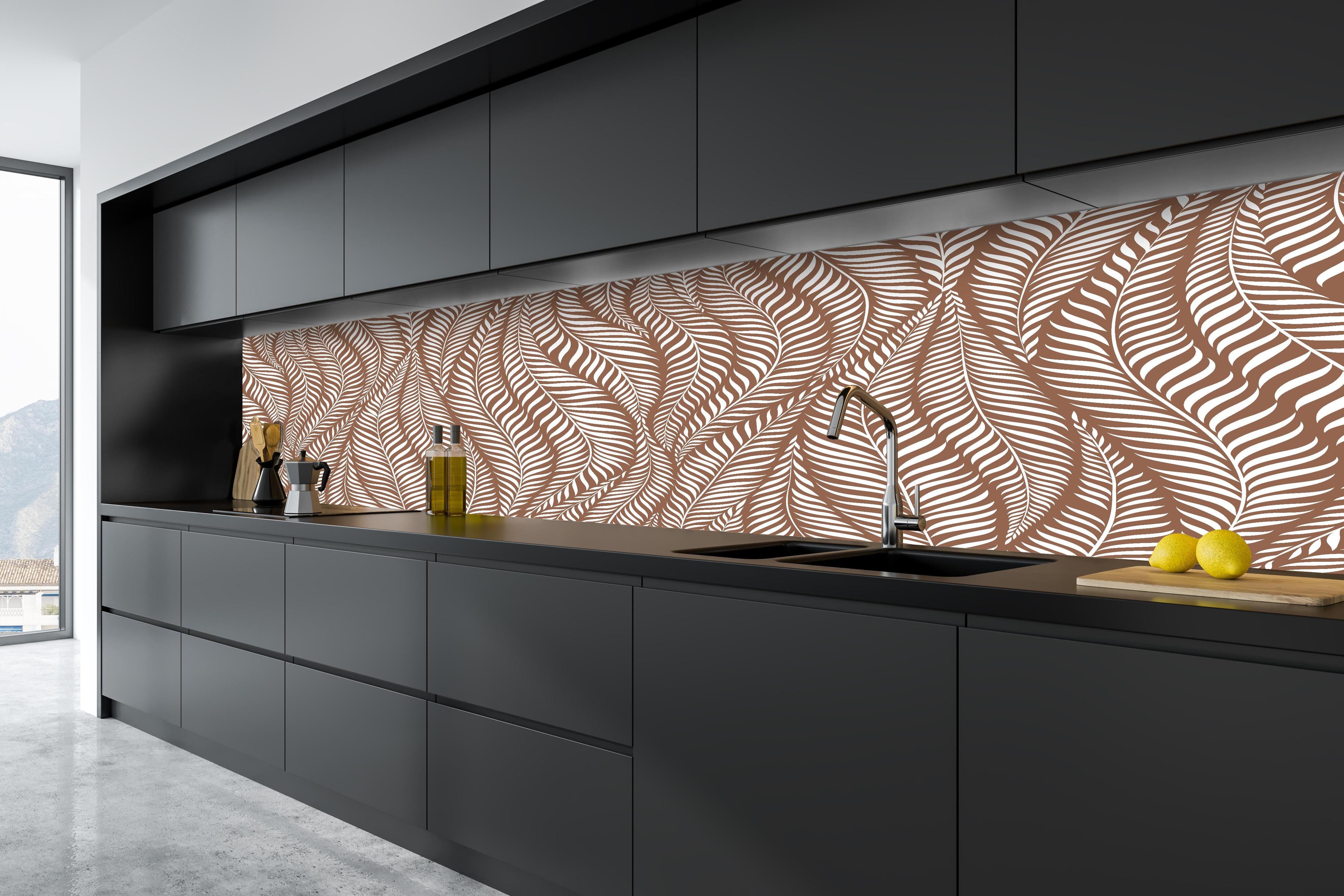 Küche - Natura Oasi Cannella hinter weißen Hochglanz-Küchenregalen und schwarzem Wasserhahn