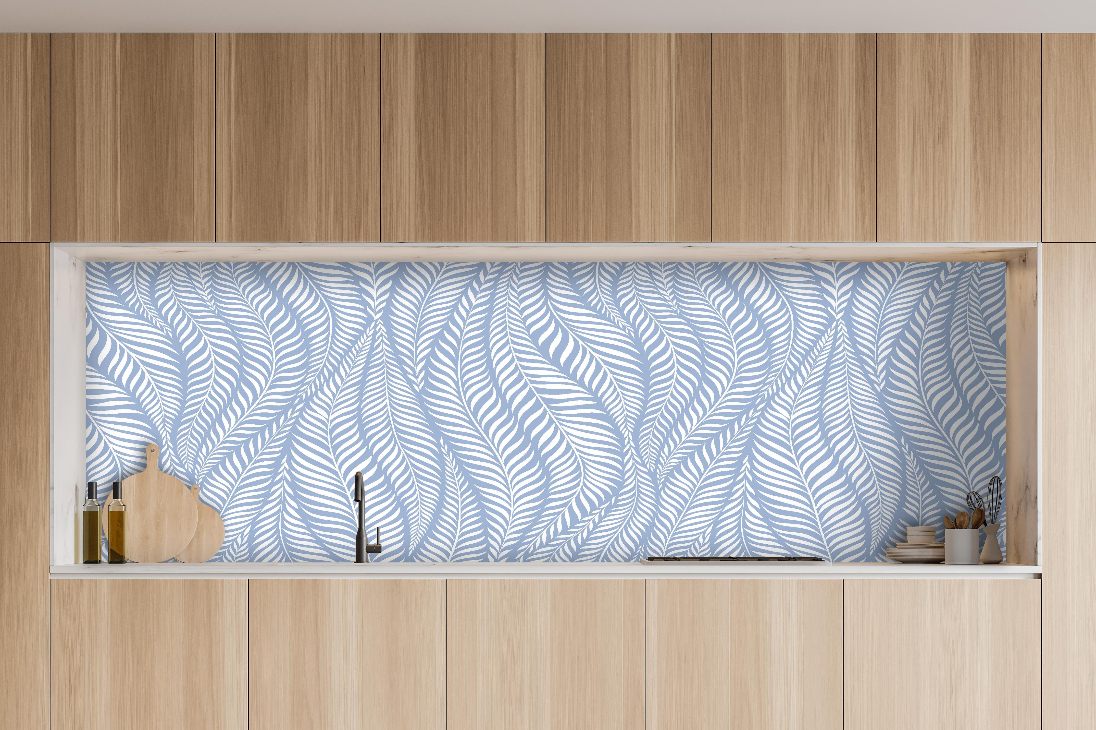 Küche - Natura Oasi Ceruleo hinter weißen Hochglanz-Küchenregalen und schwarzem Wasserhahn