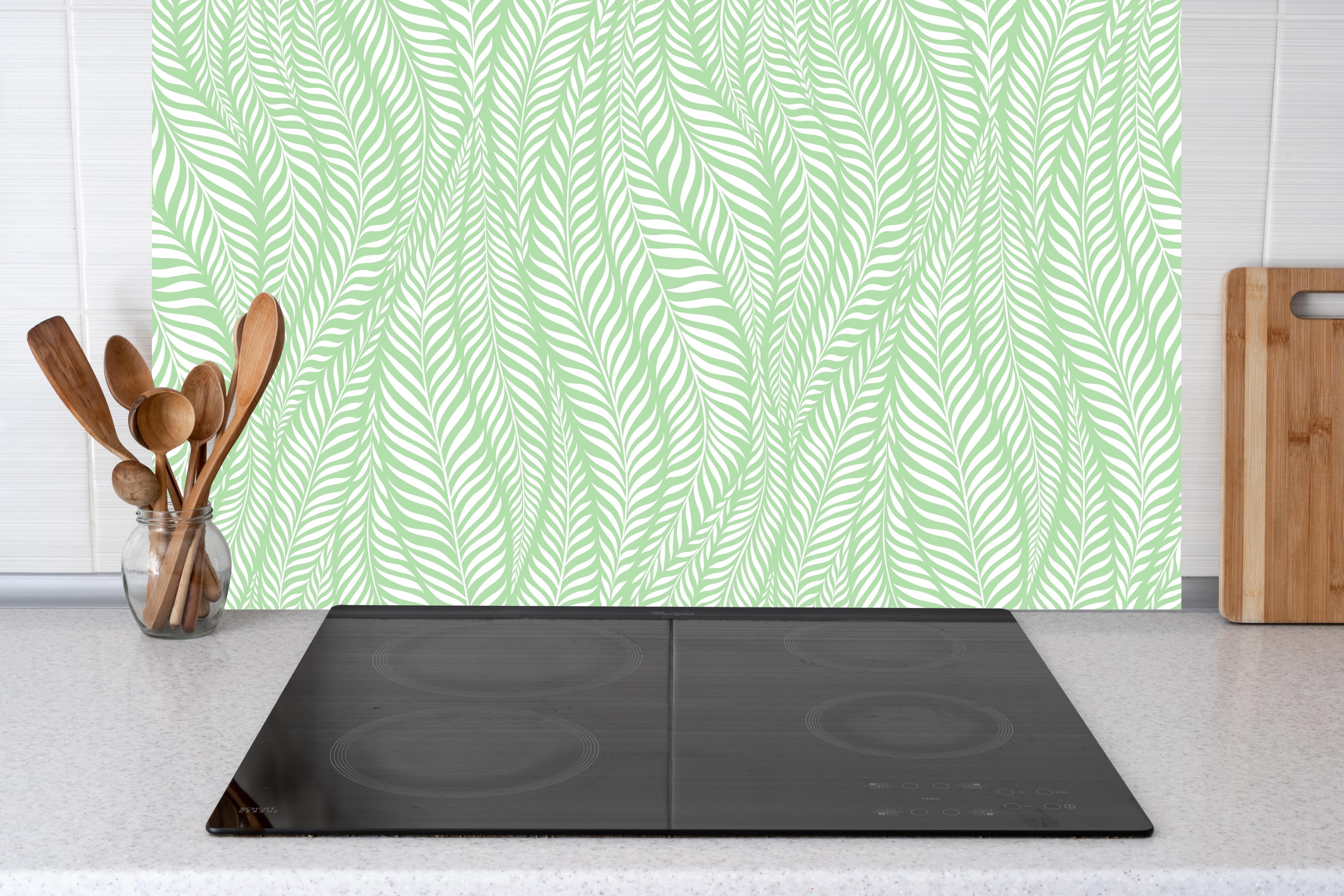 Küche - Natura Oasi Muschio hinter weißen Hochglanz-Küchenregalen und schwarzem Wasserhahn