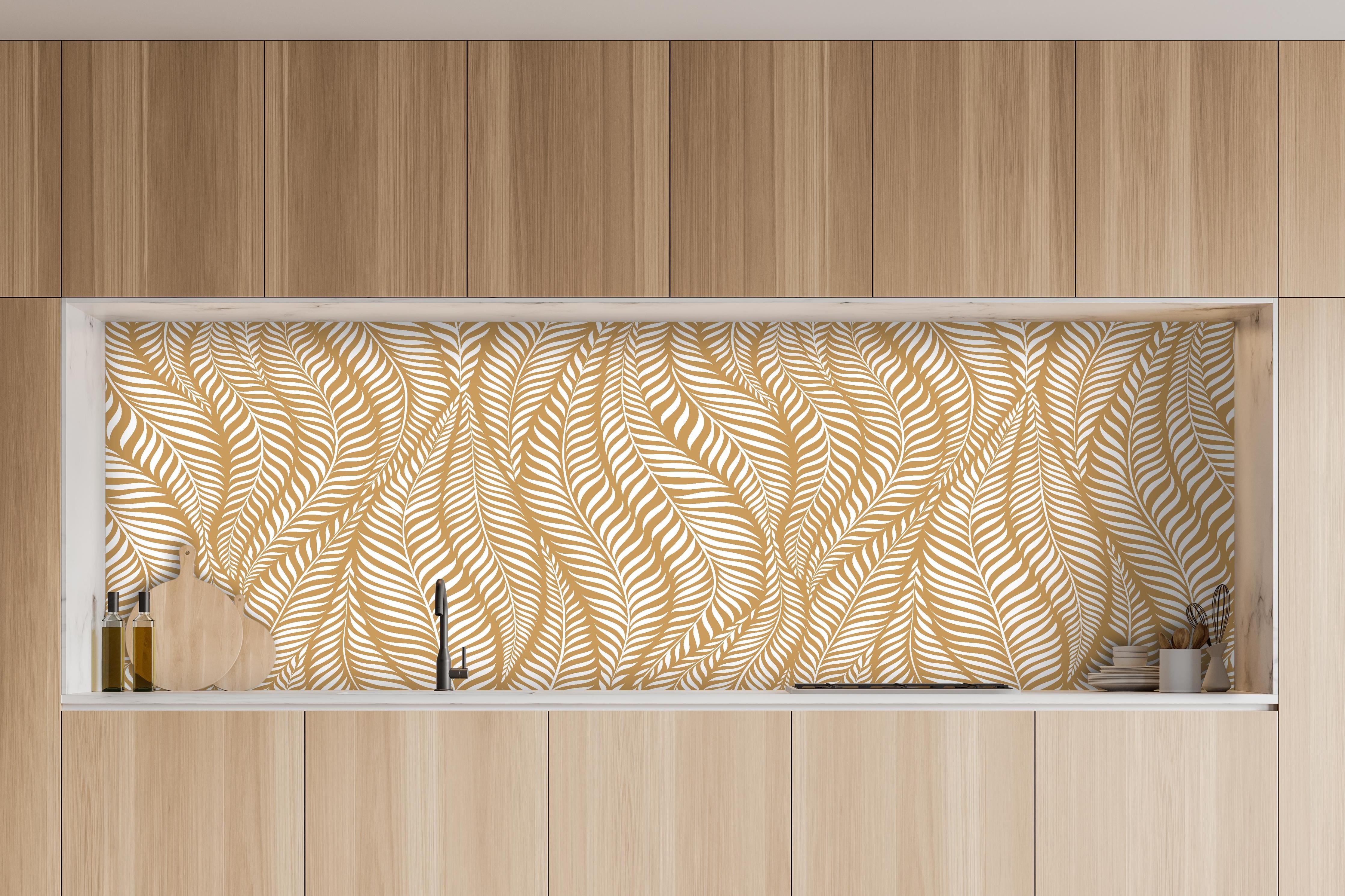 Küche - Natura Oasi Ocra hinter weißen Hochglanz-Küchenregalen und schwarzem Wasserhahn