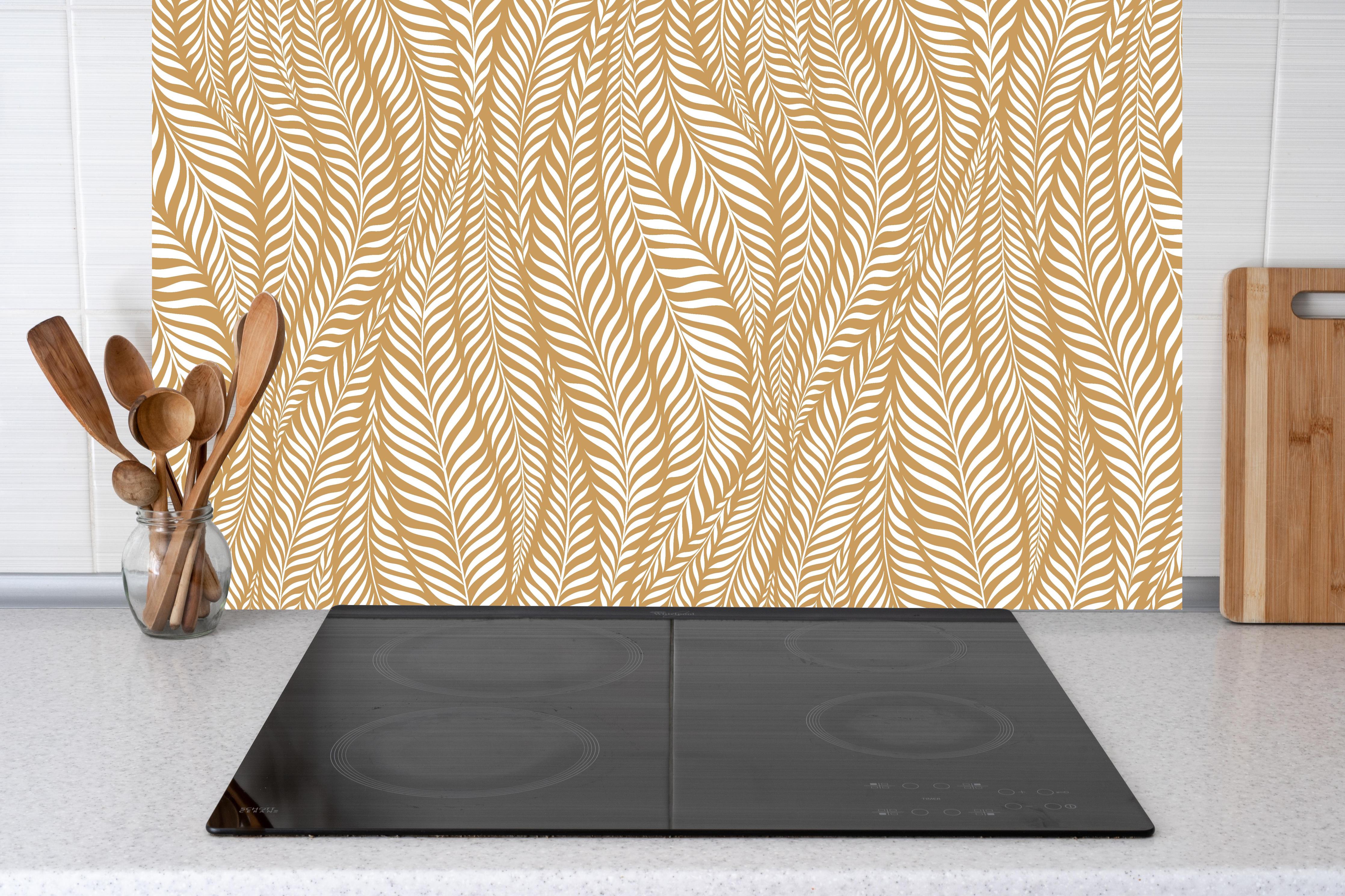 Küche - Natura Oasi Ocra hinter weißen Hochglanz-Küchenregalen und schwarzem Wasserhahn