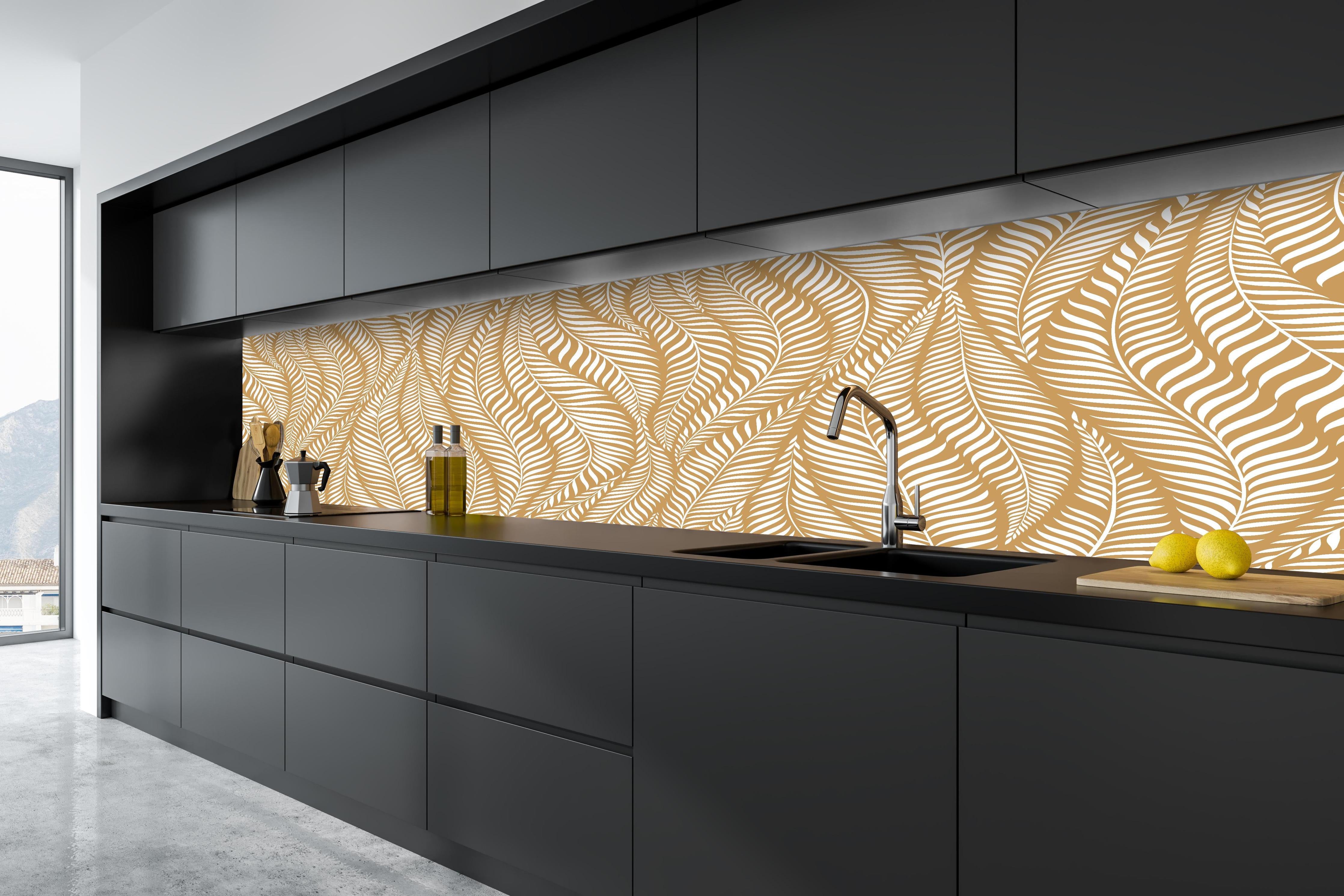 Küche - Natura Oasi Ocra hinter weißen Hochglanz-Küchenregalen und schwarzem Wasserhahn