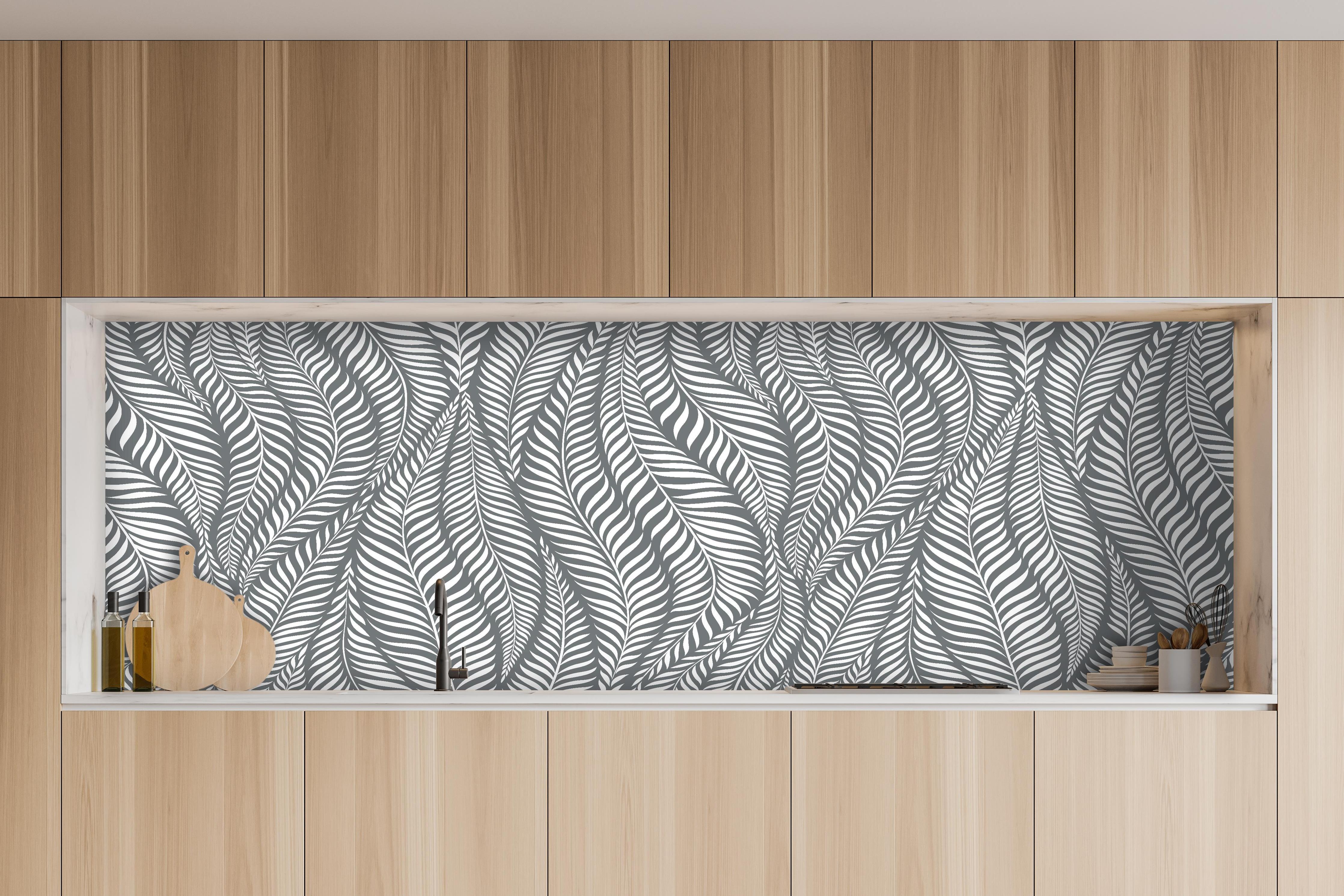 Küche - Natura Oasi Piombo hinter weißen Hochglanz-Küchenregalen und schwarzem Wasserhahn