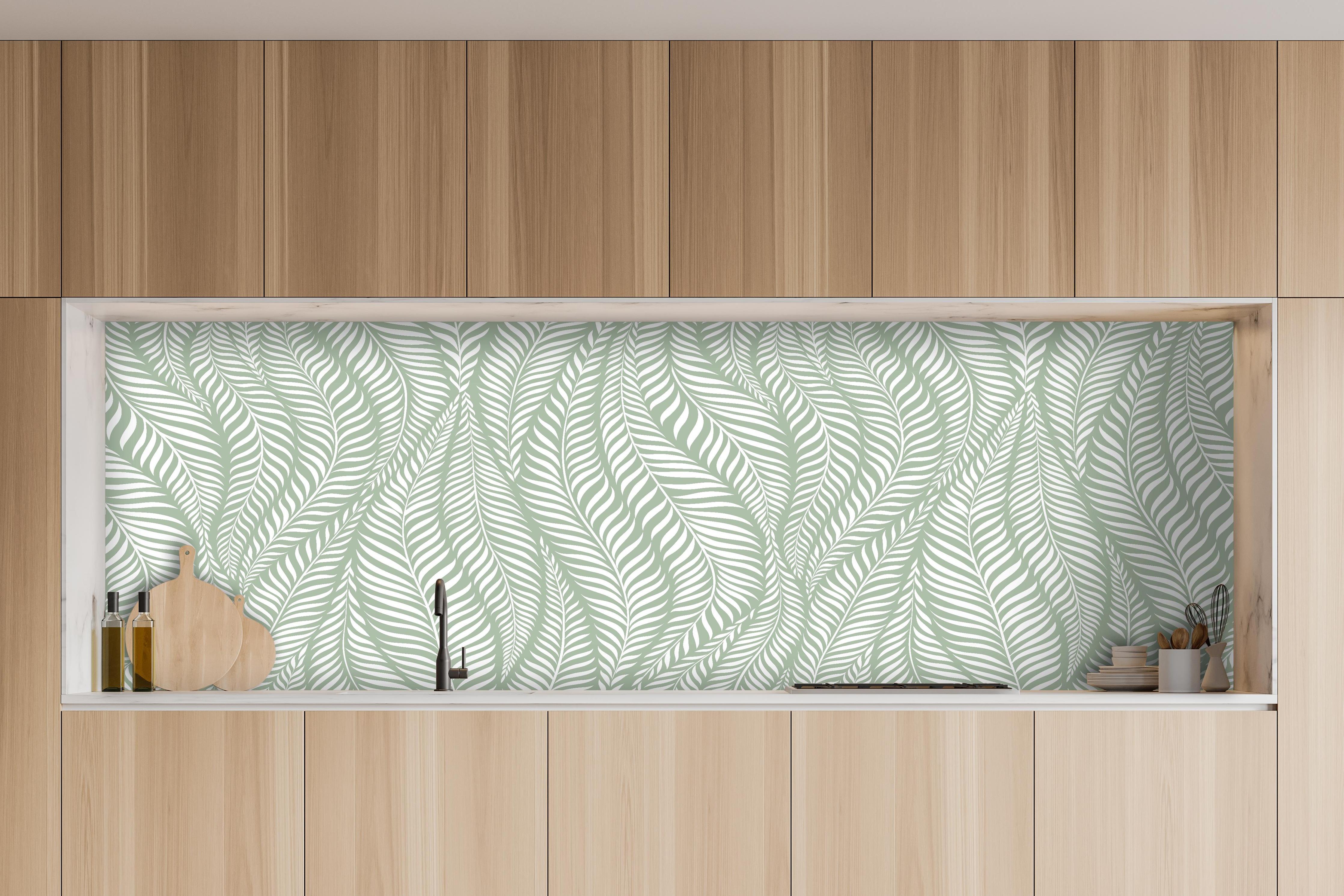 Küche - Natura Oasi Salvia hinter weißen Hochglanz-Küchenregalen und schwarzem Wasserhahn