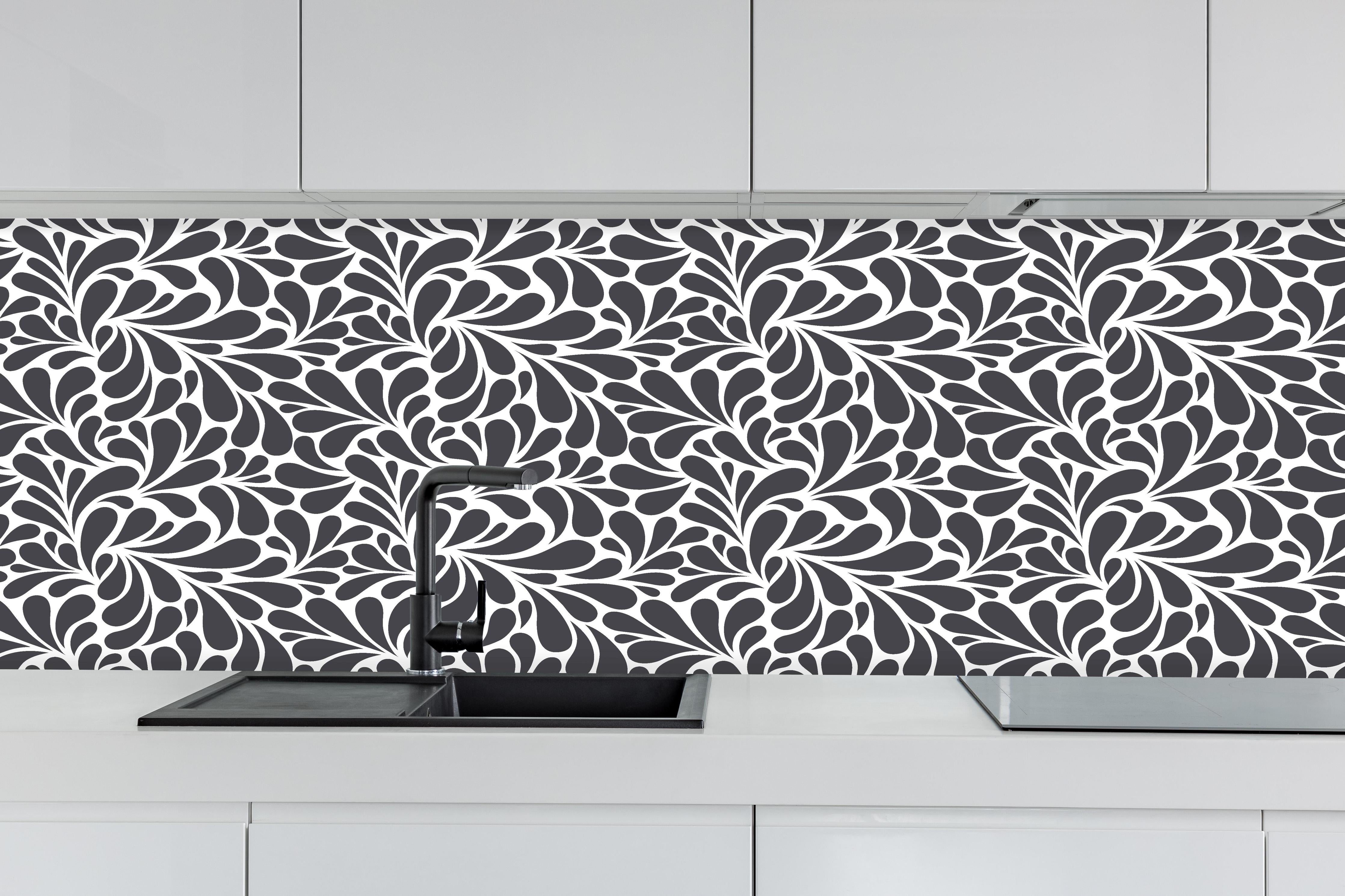 Küche - Natura Petaloso Antracite hinter weißen Hochglanz-Küchenregalen und schwarzem Wasserhahn