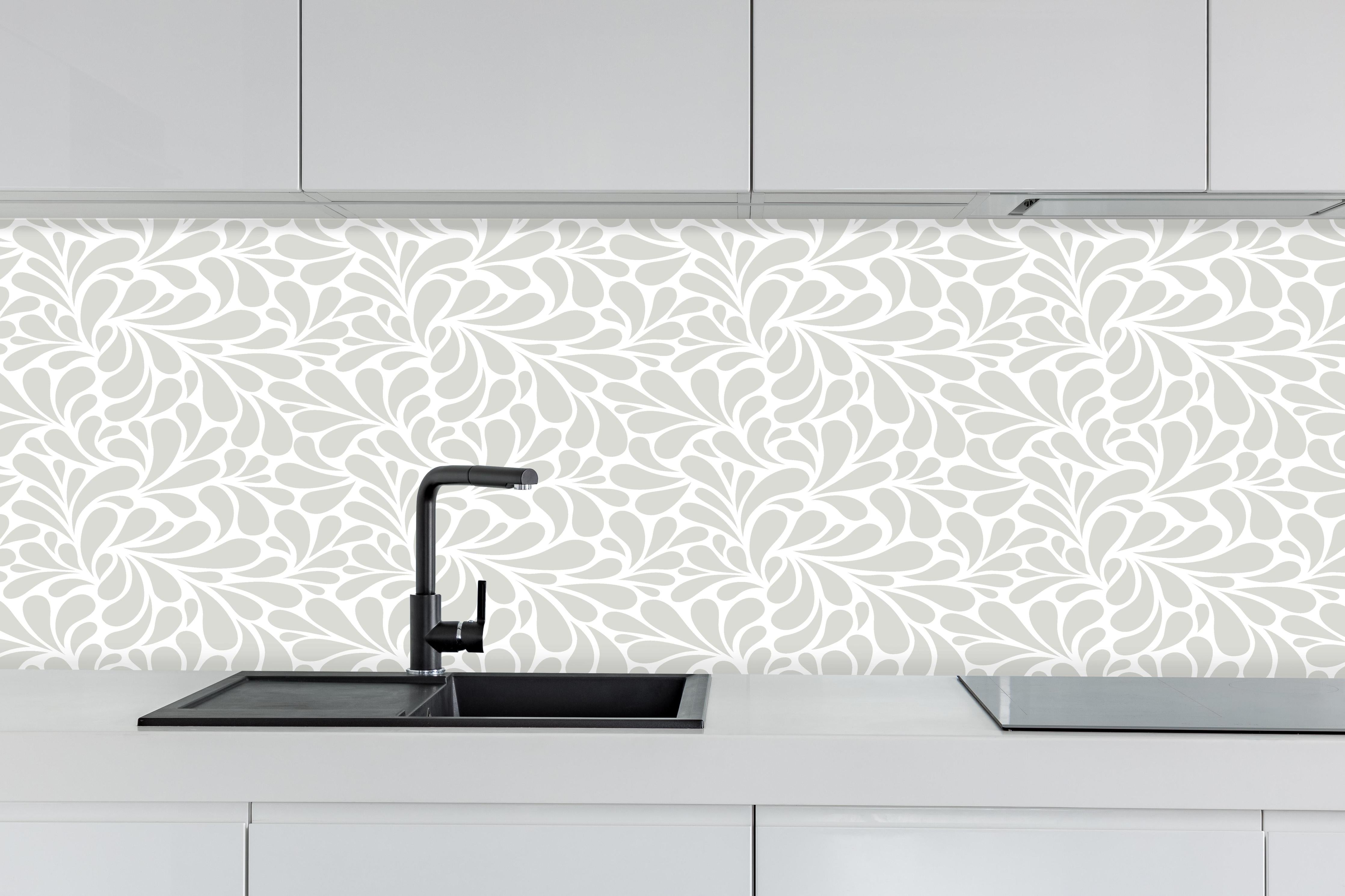 Küche - Natura Petaloso Argento hinter weißen Hochglanz-Küchenregalen und schwarzem Wasserhahn