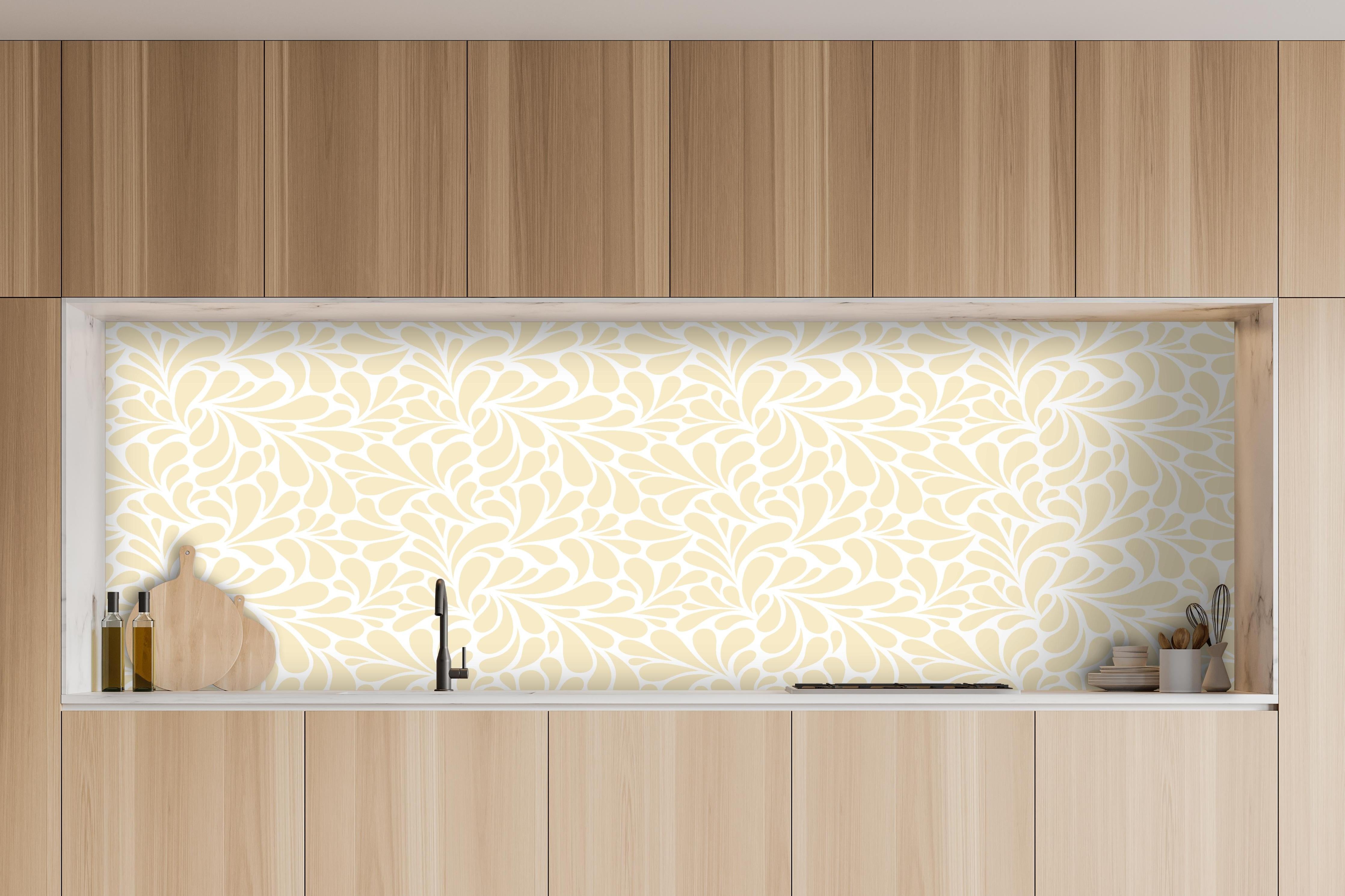 Küche - Natura Petaloso Avorio hinter weißen Hochglanz-Küchenregalen und schwarzem Wasserhahn