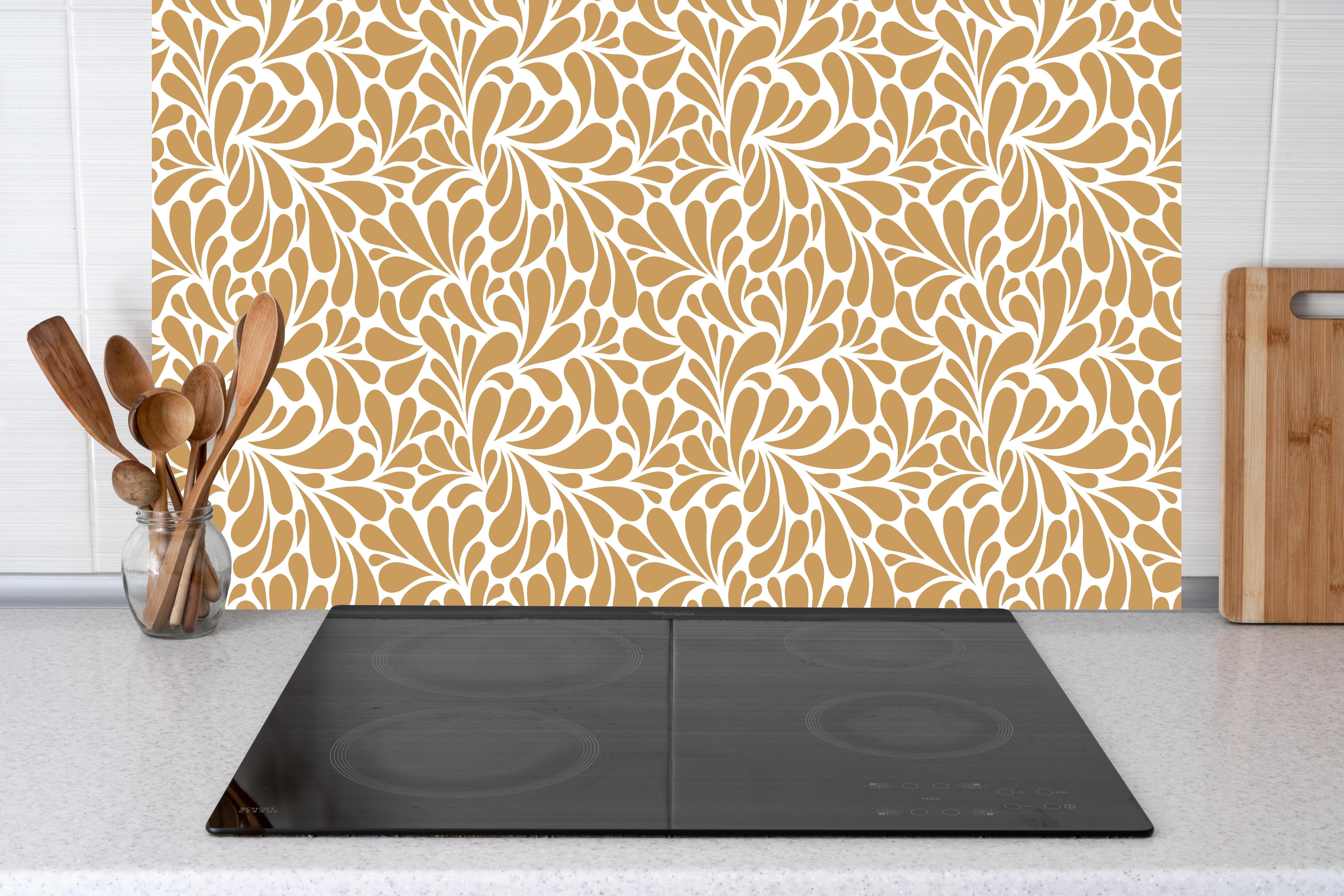 Küche - Natura Petaloso Ocra hinter weißen Hochglanz-Küchenregalen und schwarzem Wasserhahn