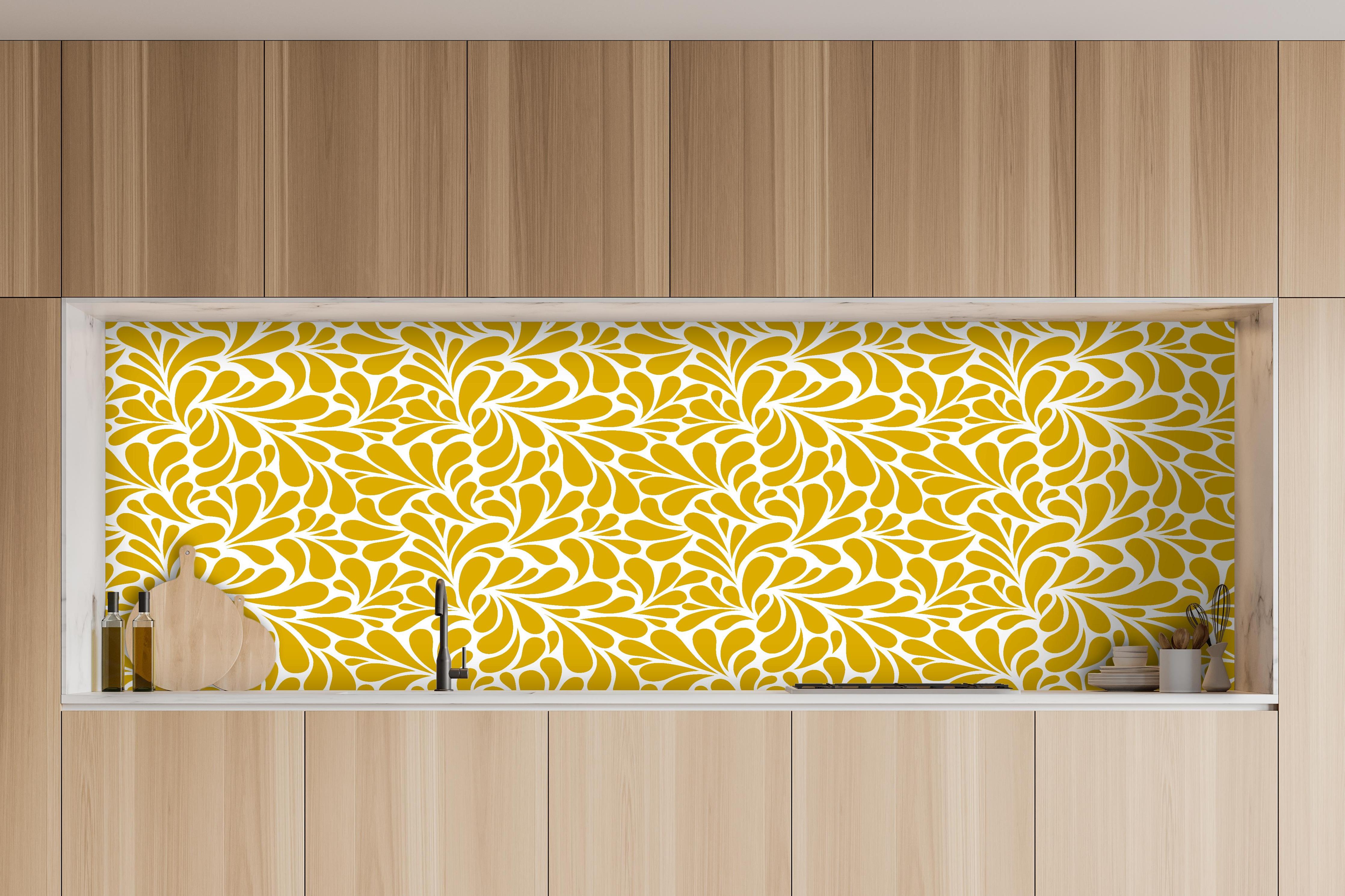 Küche - Natura Petaloso Senape hinter weißen Hochglanz-Küchenregalen und schwarzem Wasserhahn