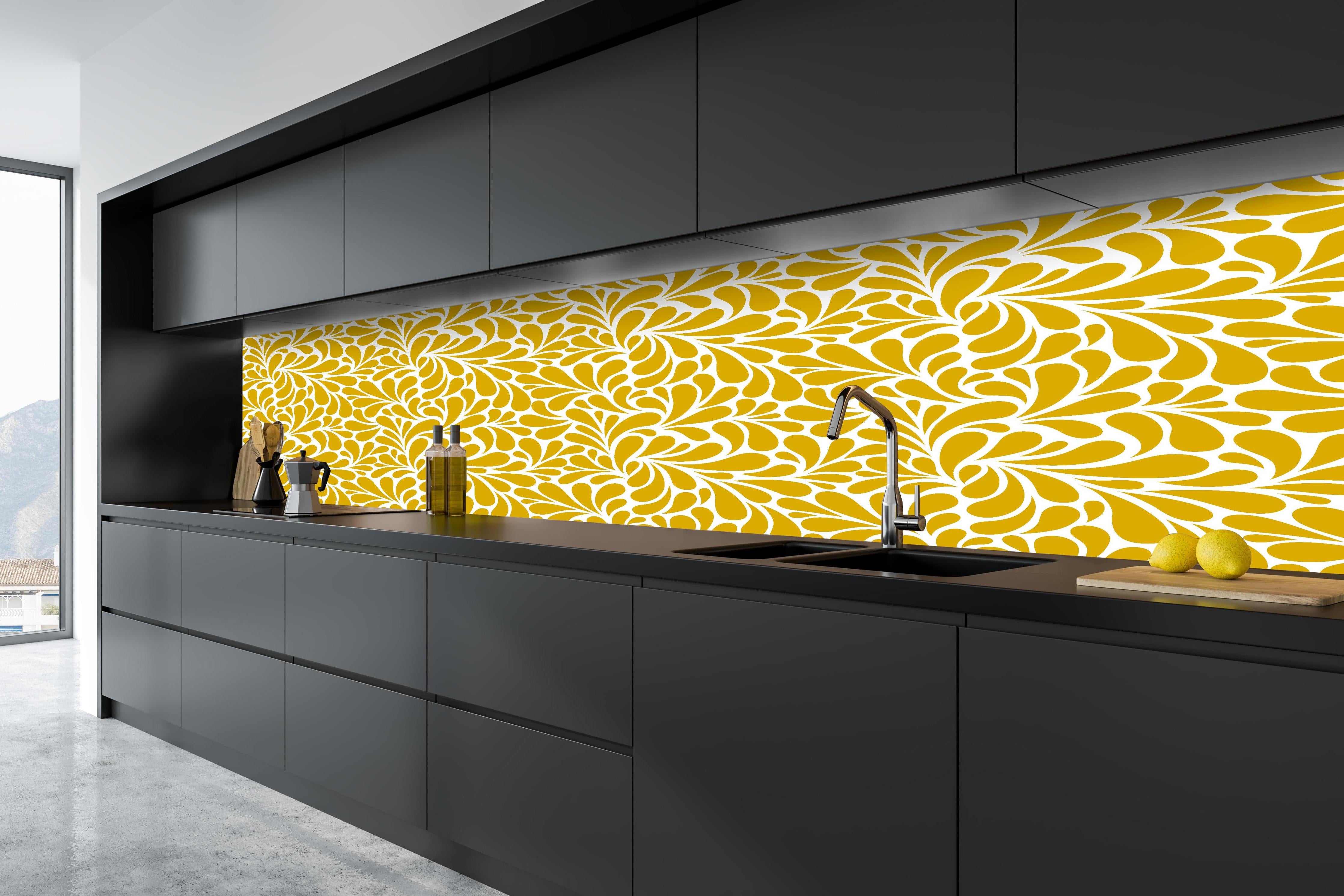 Küche - Natura Petaloso Senape hinter weißen Hochglanz-Küchenregalen und schwarzem Wasserhahn