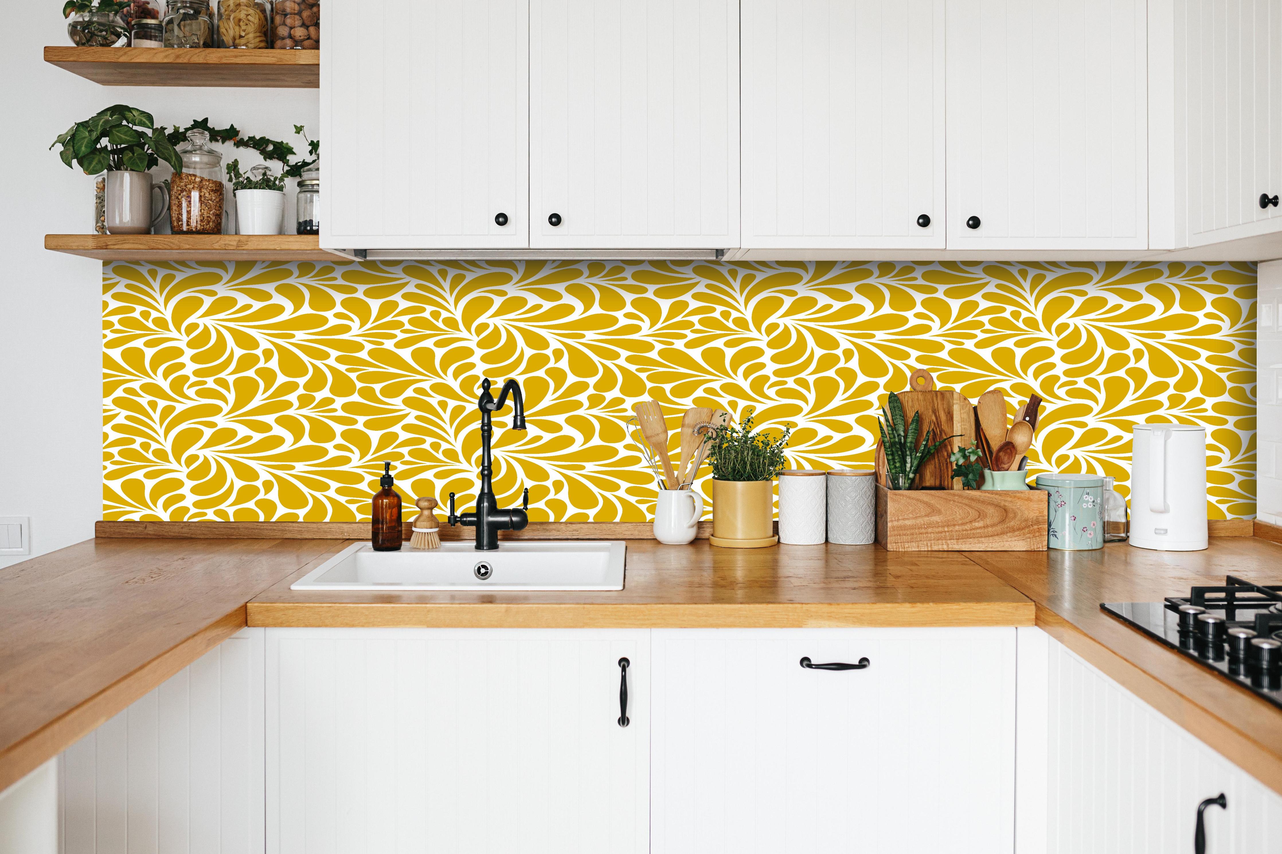 Küche - Natura Petaloso Senape hinter weißen Hochglanz-Küchenregalen und schwarzem Wasserhahn