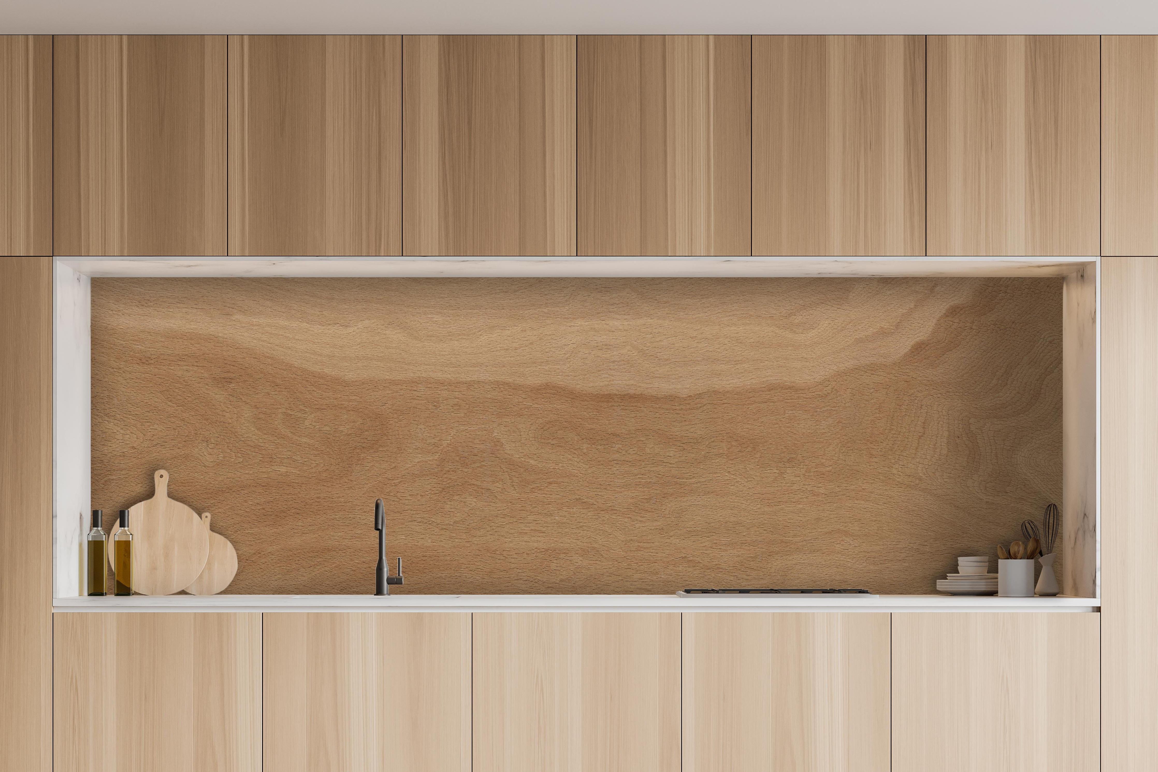 Küche - Naturbelassene Eichenparkett Holztextur hinter weißen Hochglanz-Küchenregalen und schwarzem Wasserhahn