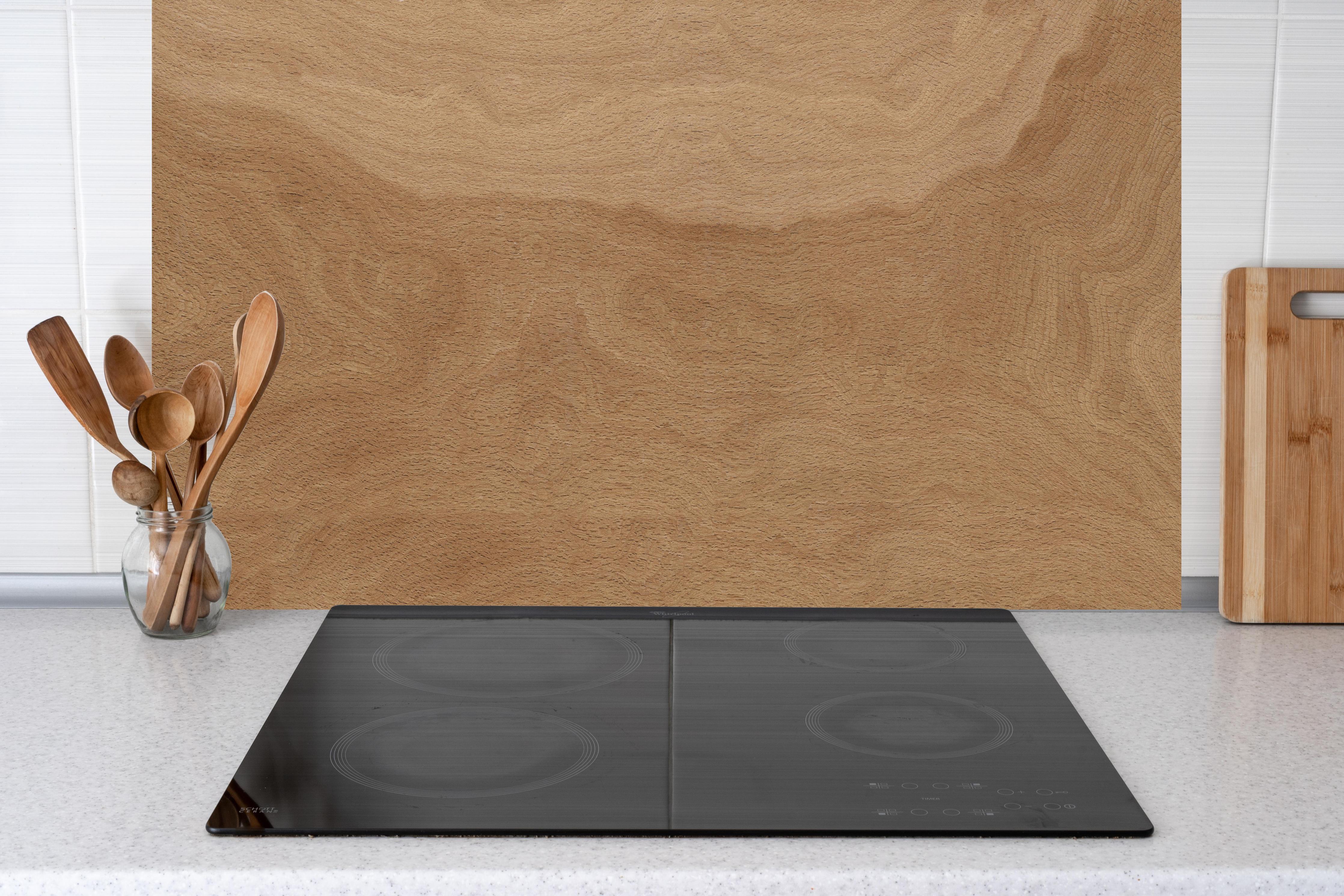 Küche - Naturbelassene Eichenparkett Holztextur hinter weißen Hochglanz-Küchenregalen und schwarzem Wasserhahn