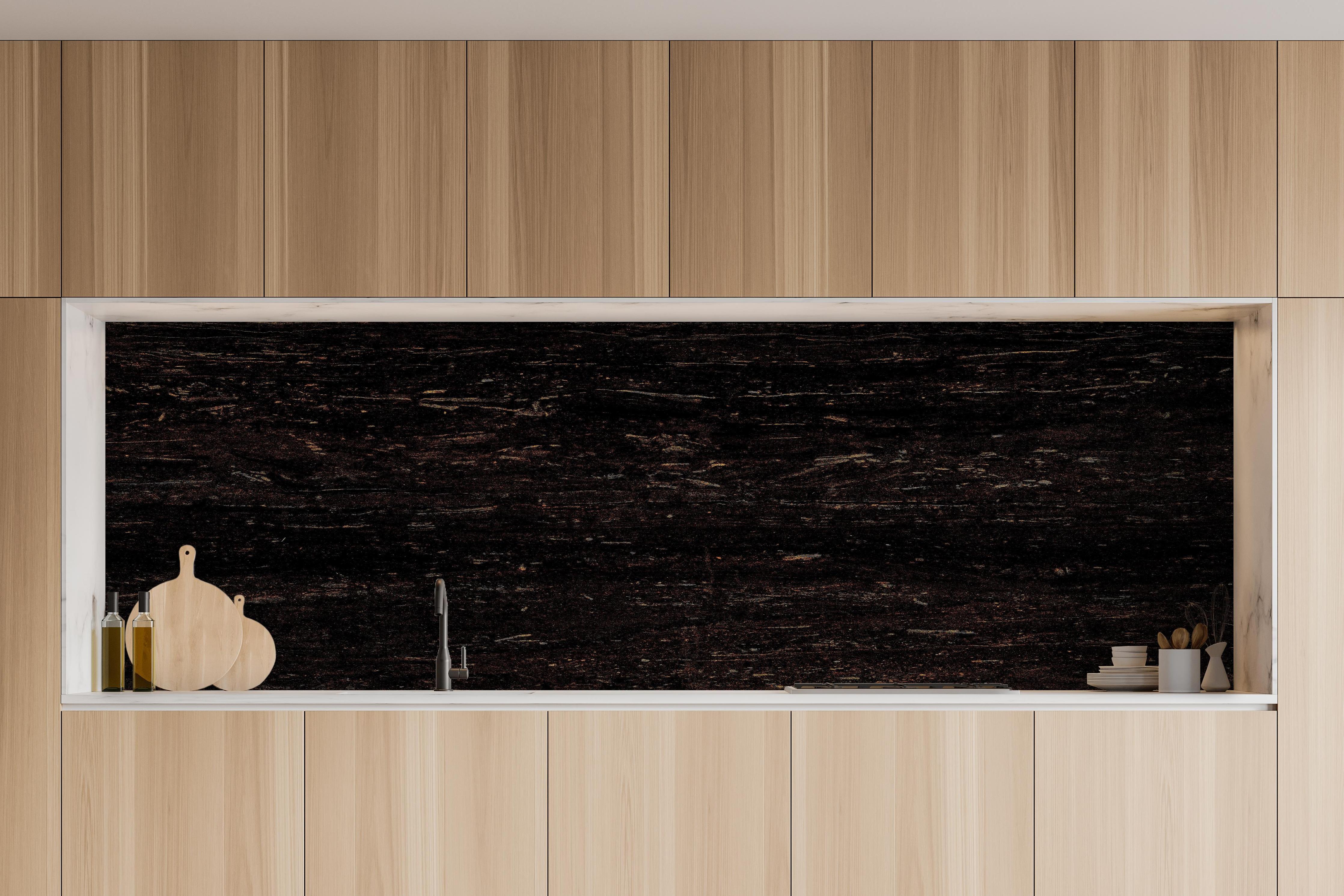 Küche - Naturbelassene dunkelbraune Holzmaserung hinter weißen Hochglanz-Küchenregalen und schwarzem Wasserhahn