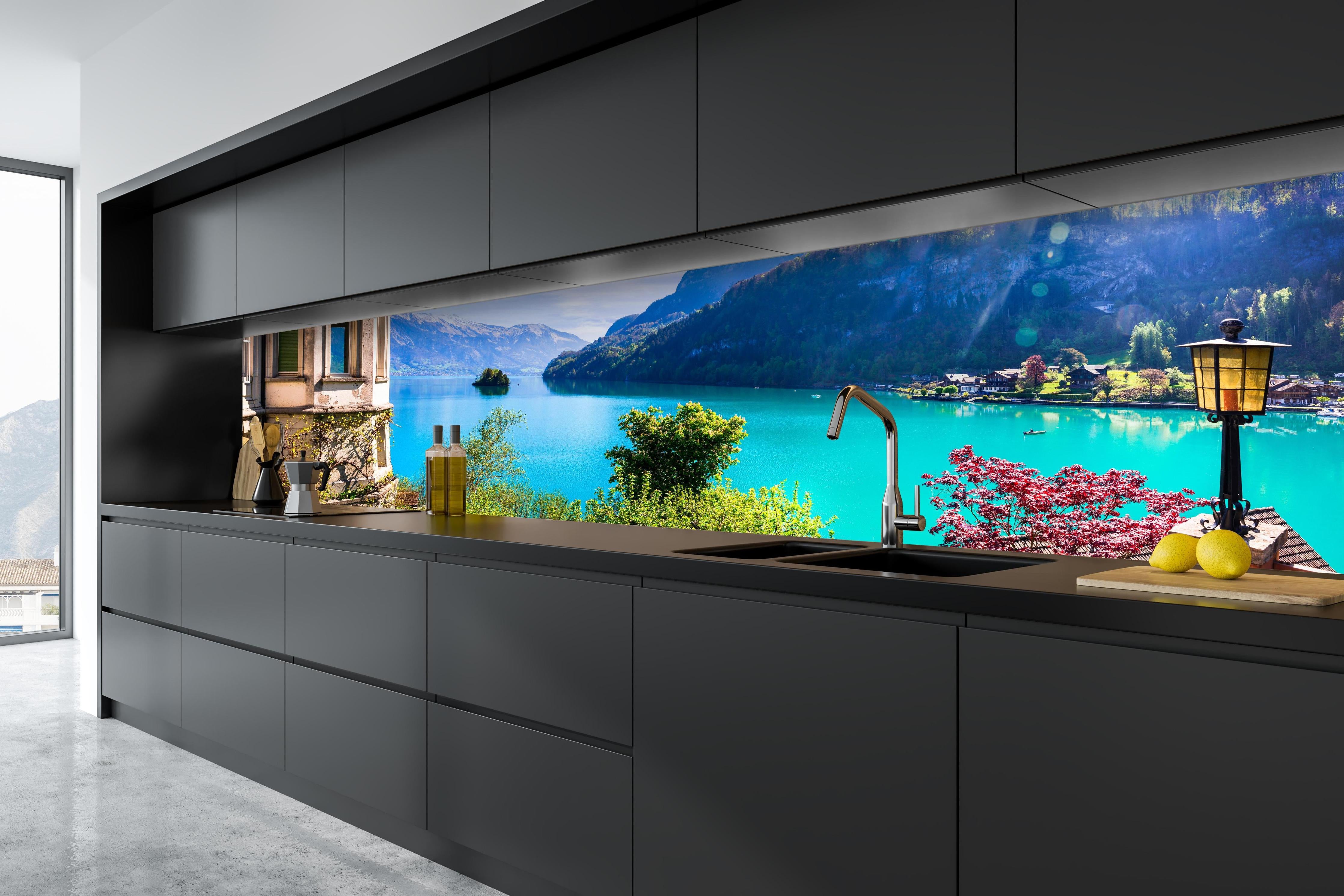 Küche - Naturkulisse des Brienzersees - Schweiz hinter weißen Hochglanz-Küchenregalen und schwarzem Wasserhahn