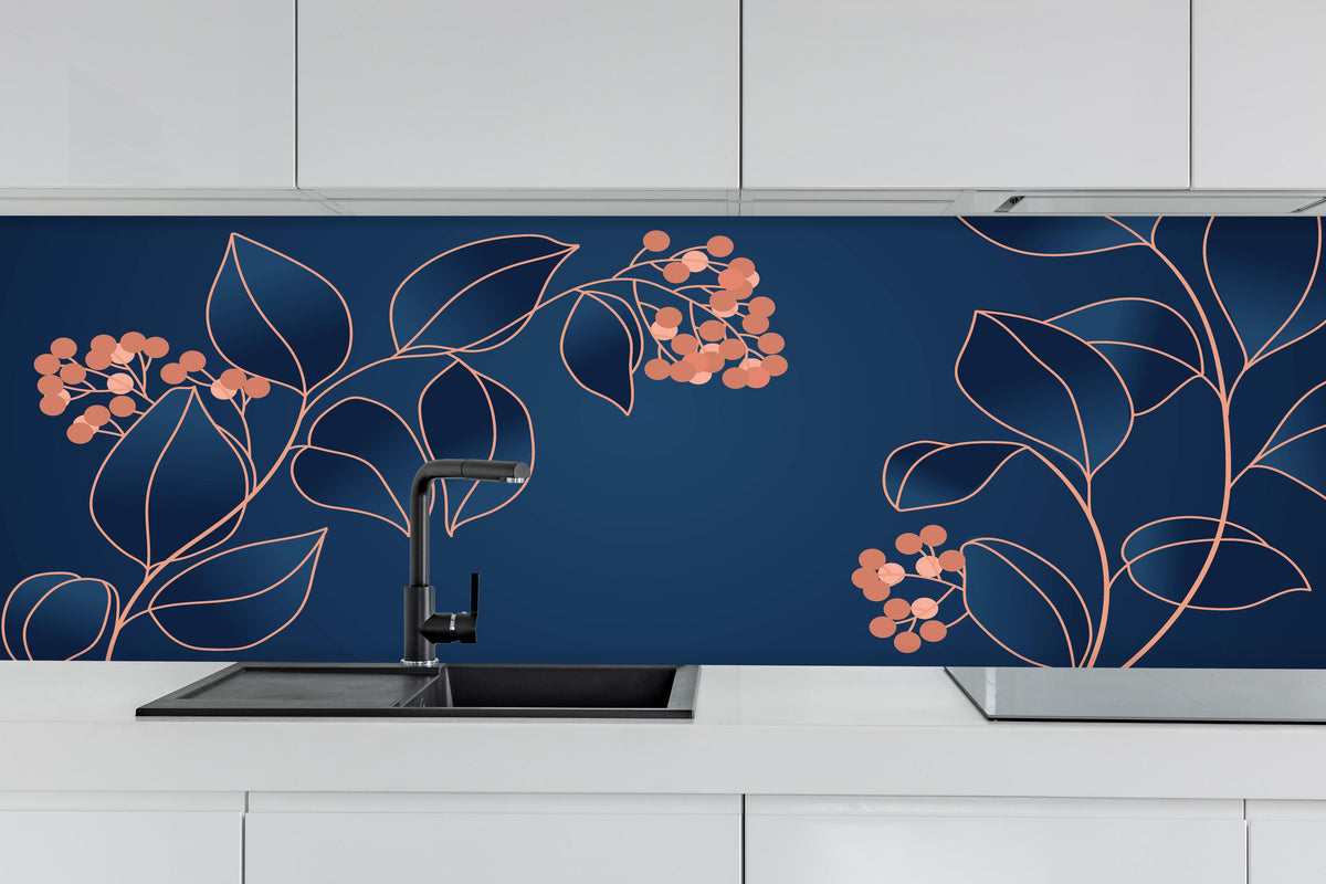 Küche - Navyblaues Leinwandbild mit orangen Blüten hinter weißen Hochglanz-Küchenregalen und schwarzem Wasserhahn