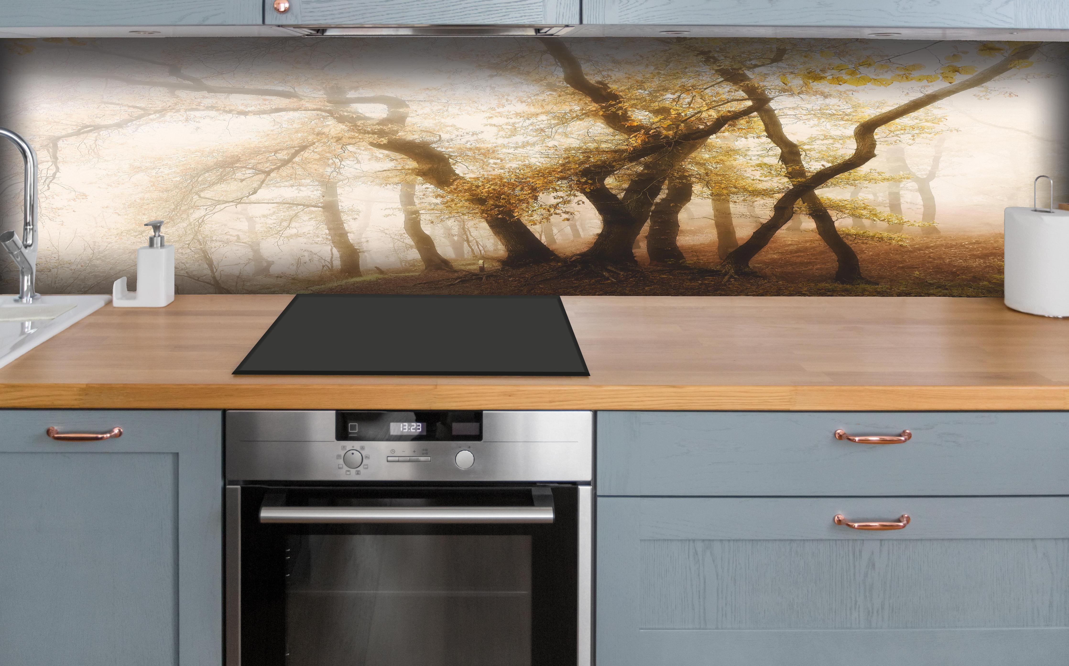 Küche - Nebeliger Wald im Herbst hinter weißen Hochglanz-Küchenregalen und schwarzem Wasserhahn