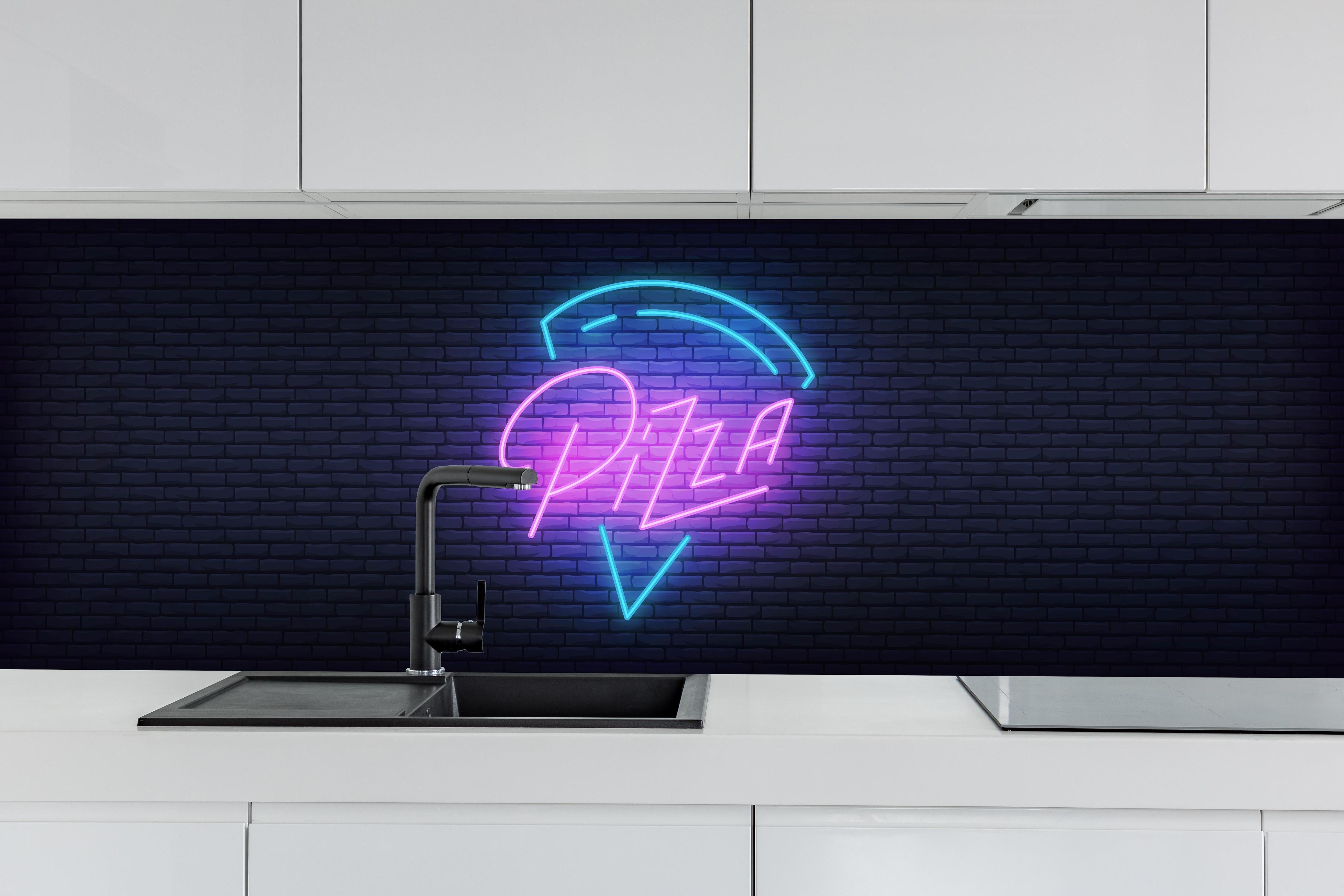 Küche - Neon Leuchtreklame Pizza Wandbild hinter weißen Hochglanz-Küchenregalen und schwarzem Wasserhahn