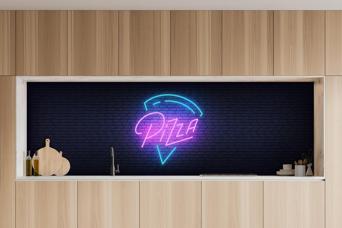 Küche - Neon Leuchtreklame Pizza Wandbild hinter weißen Hochglanz-Küchenregalen und schwarzem Wasserhahn