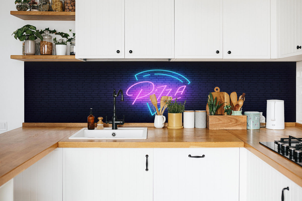 Küche - Neon Leuchtreklame Pizza Wandbild hinter weißen Hochglanz-Küchenregalen und schwarzem Wasserhahn