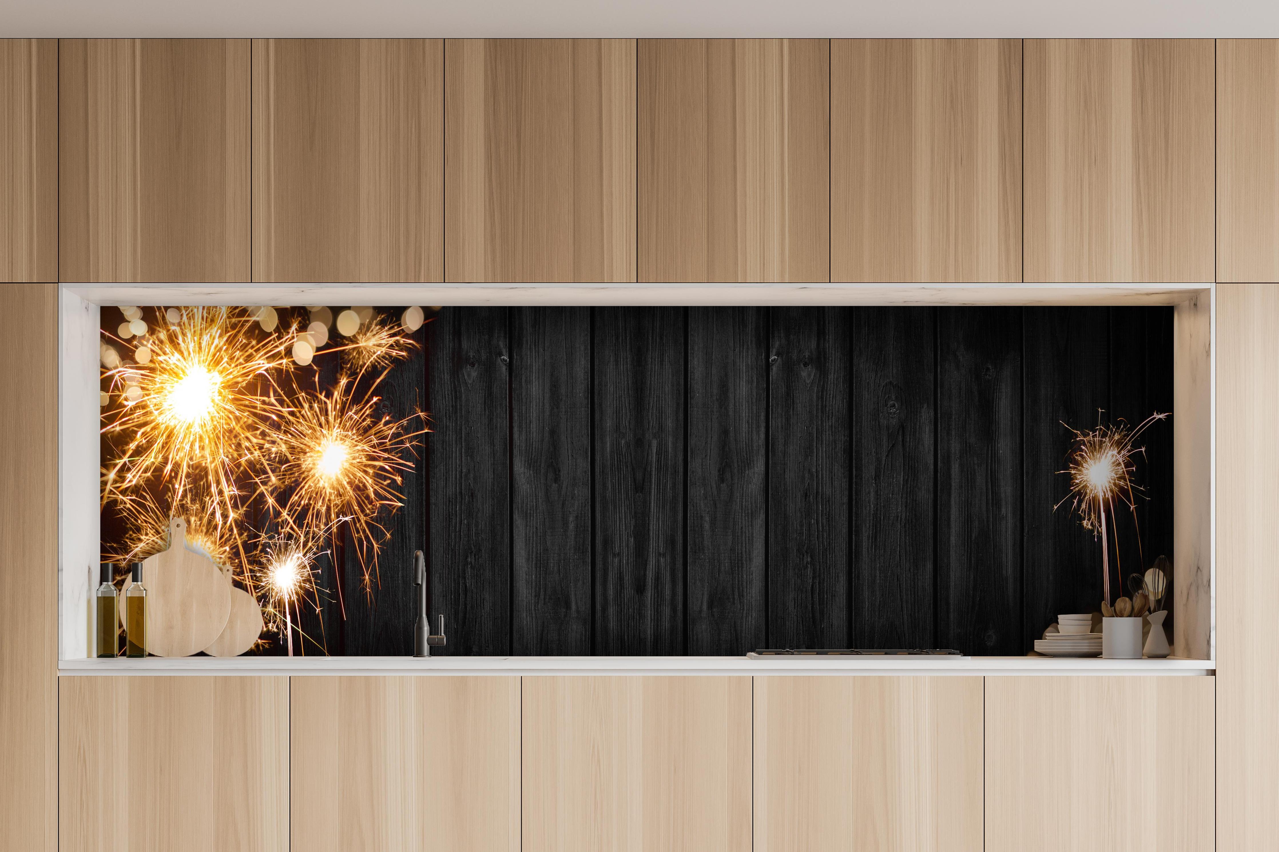 Küche - Neujahr Feuerwerk Funken auf Schwarz hinter weißen Hochglanz-Küchenregalen und schwarzem Wasserhahn