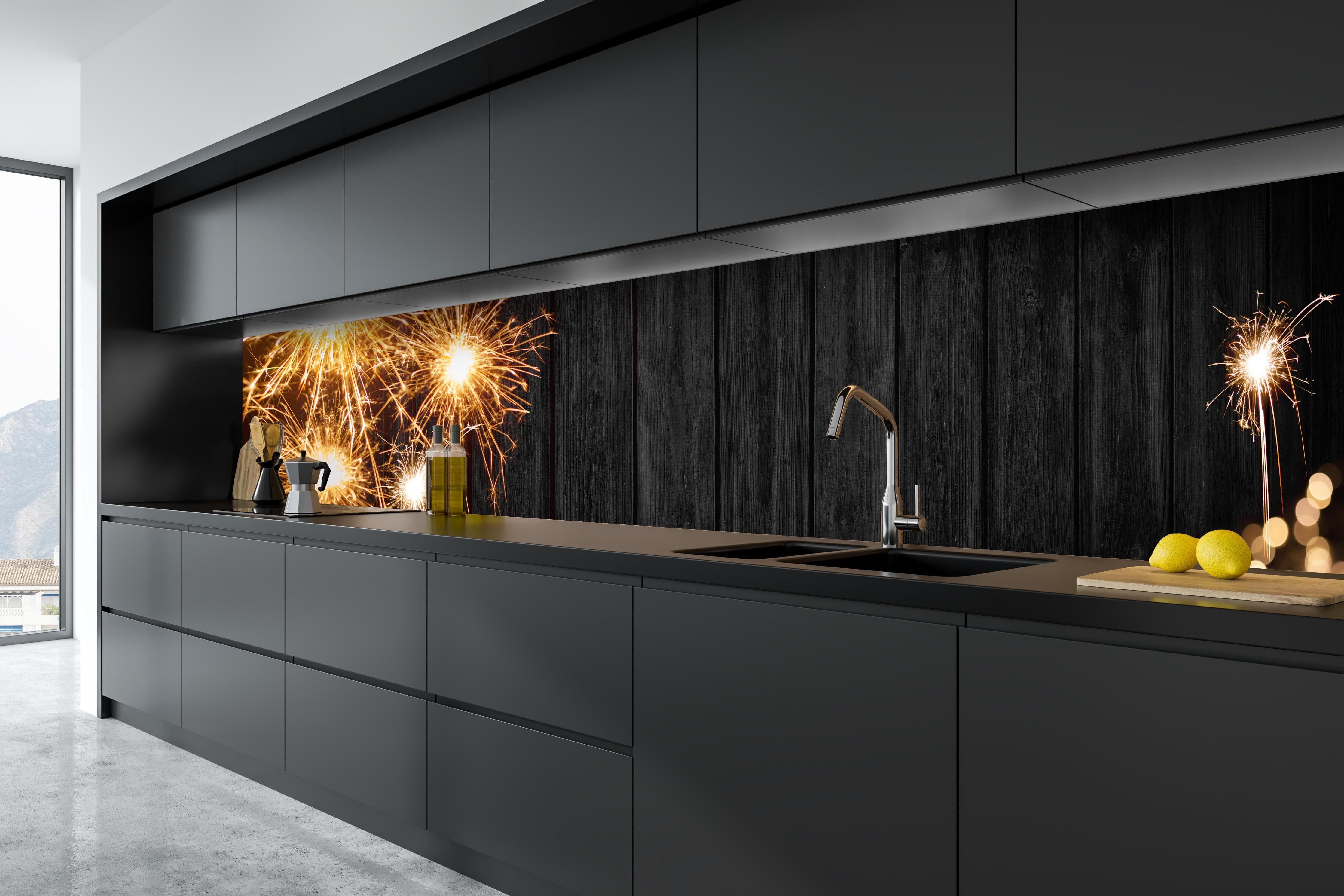 Küche - Neujahr Feuerwerk Funken auf Schwarz hinter weißen Hochglanz-Küchenregalen und schwarzem Wasserhahn