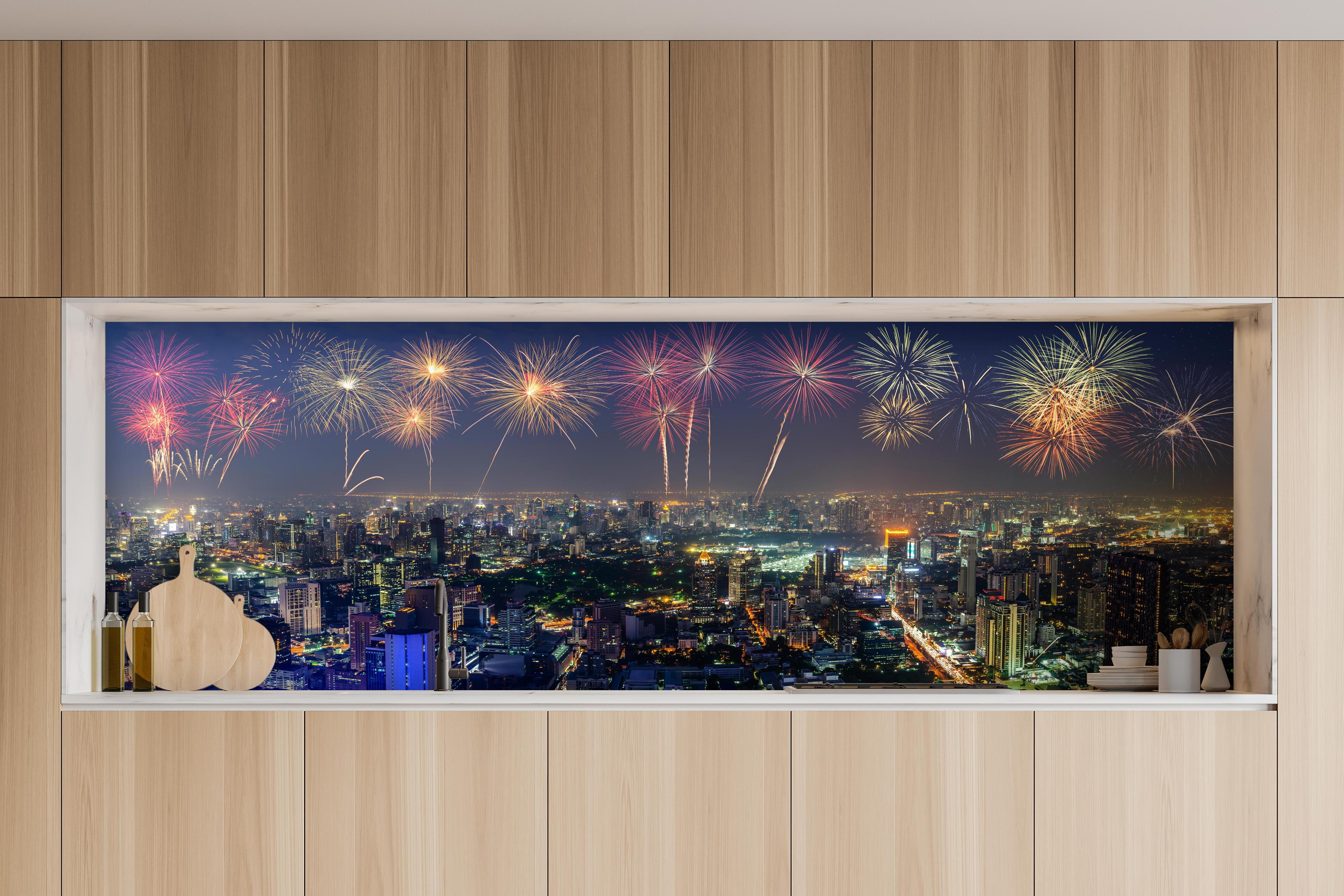 Küche - Neujahres Skyline in Bangkok hinter weißen Hochglanz-Küchenregalen und schwarzem Wasserhahn