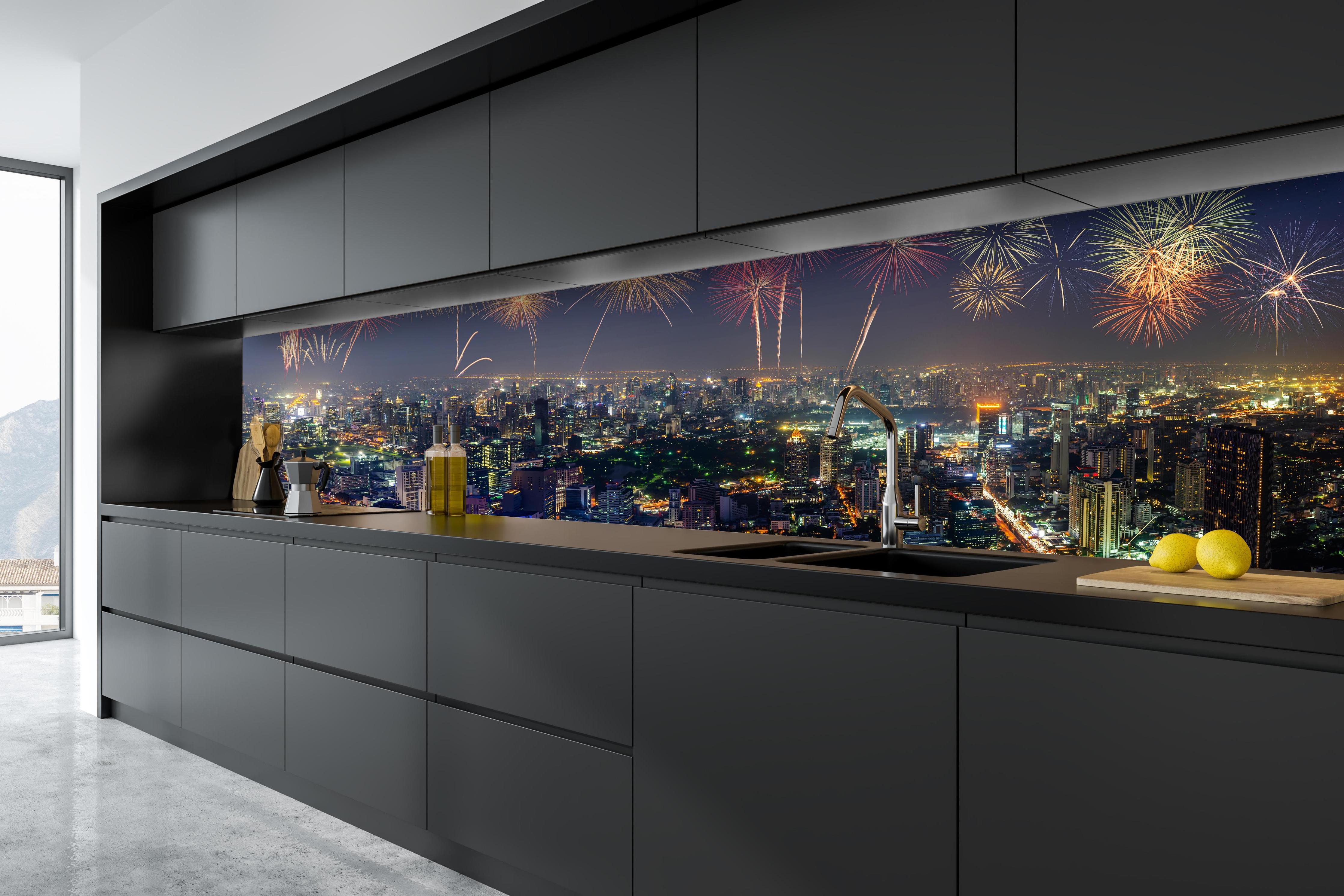 Küche - Neujahres Skyline in Bangkok hinter weißen Hochglanz-Küchenregalen und schwarzem Wasserhahn