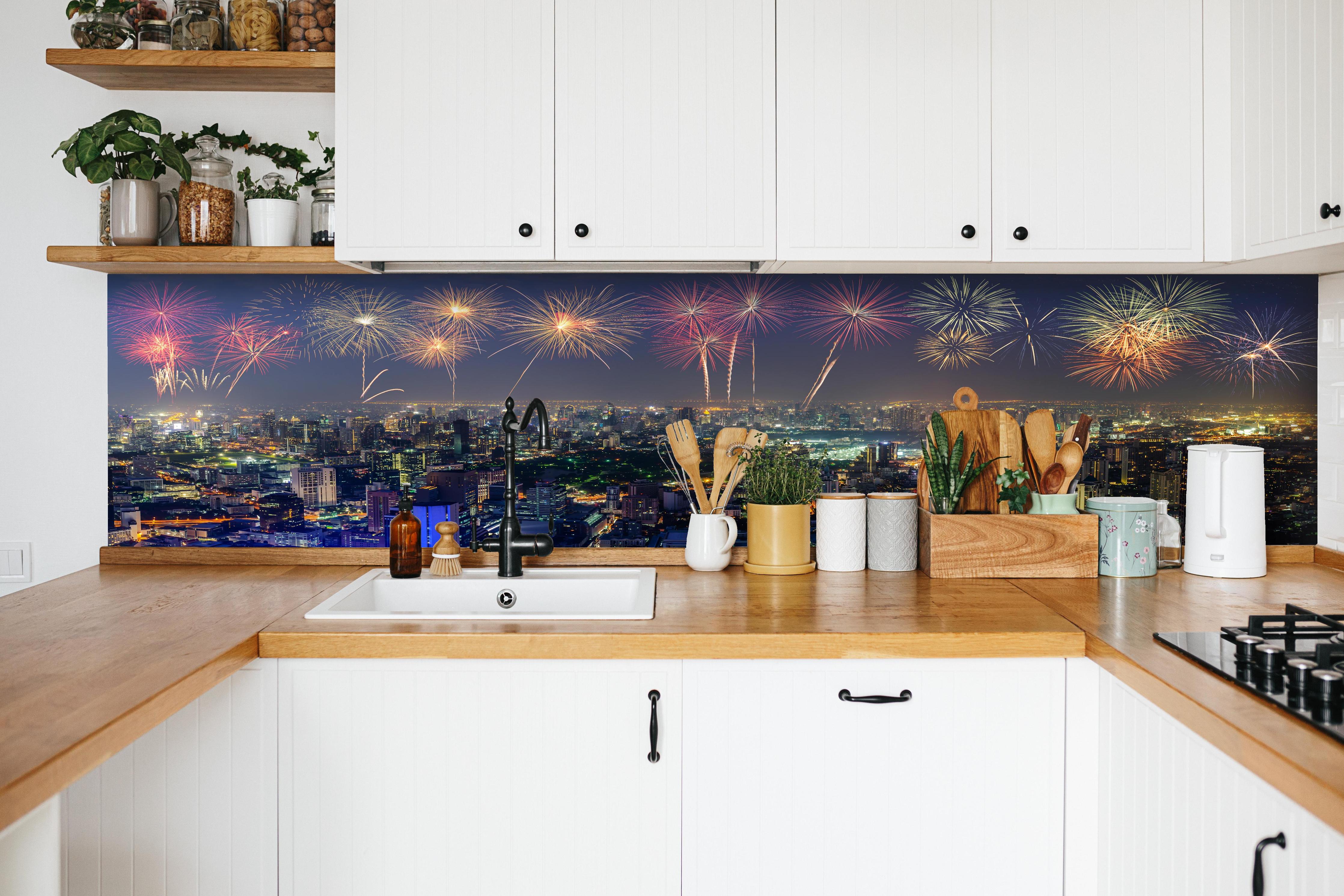 Küche - Neujahres Skyline in Bangkok hinter weißen Hochglanz-Küchenregalen und schwarzem Wasserhahn