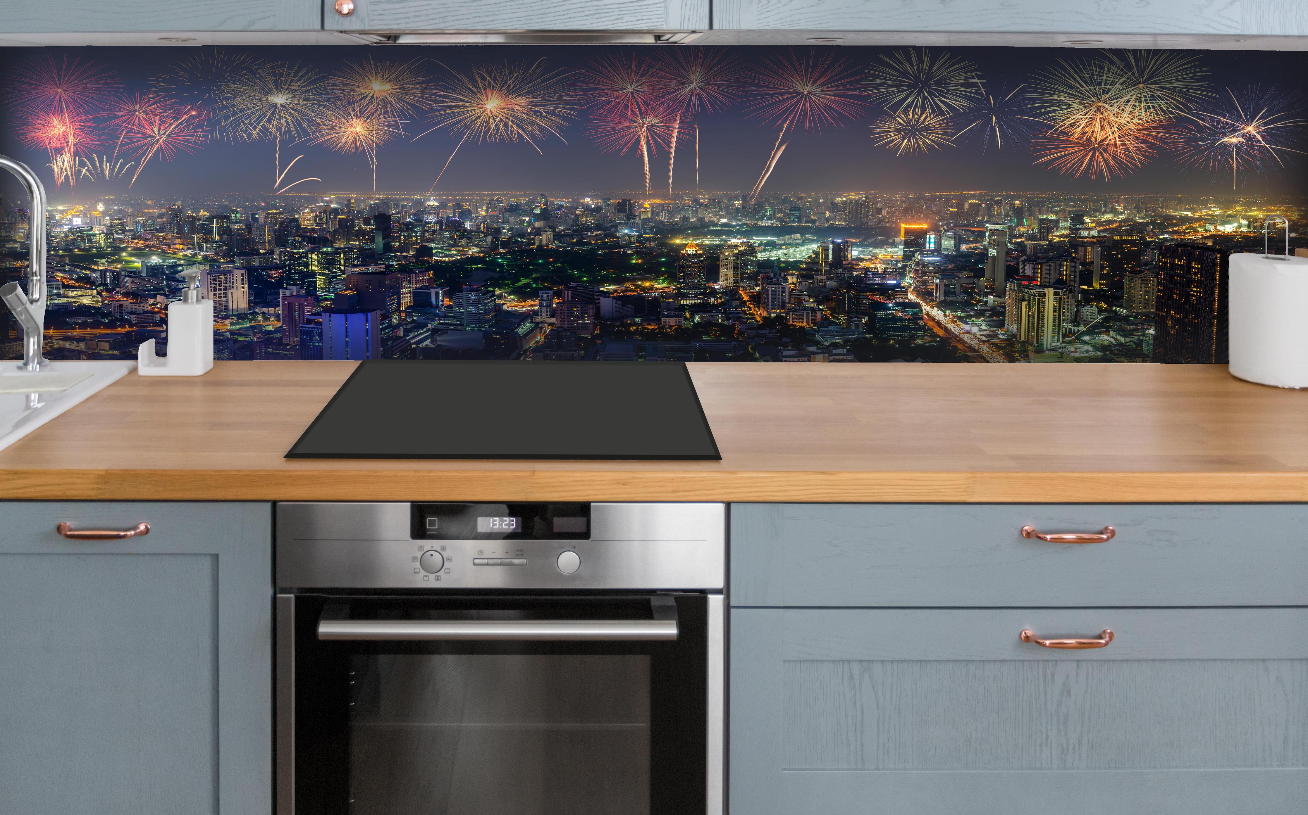 Küche - Neujahres Skyline in Bangkok hinter weißen Hochglanz-Küchenregalen und schwarzem Wasserhahn