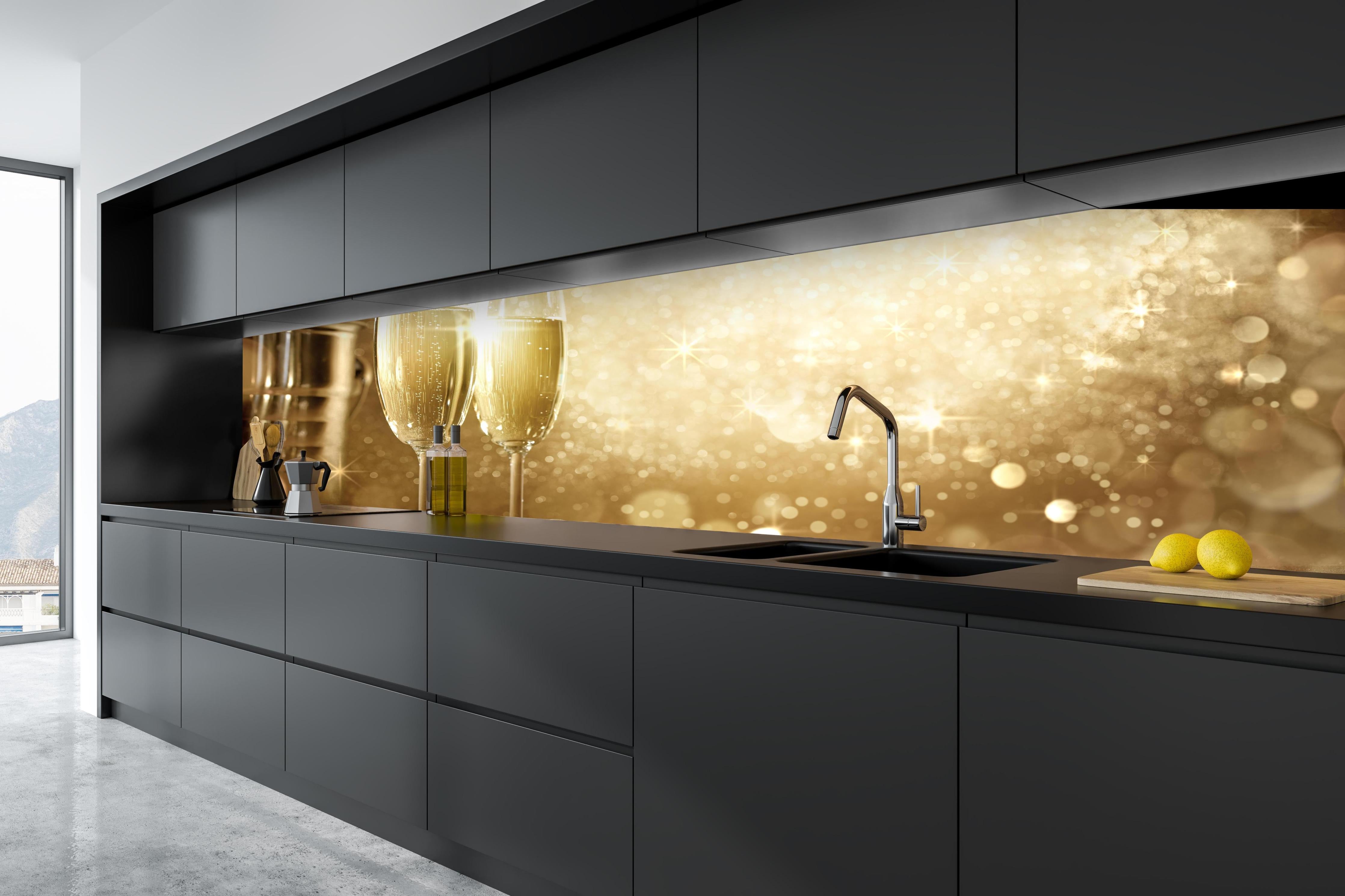 Küche - Neujahrsfeier hinter weißen Hochglanz-Küchenregalen und schwarzem Wasserhahn