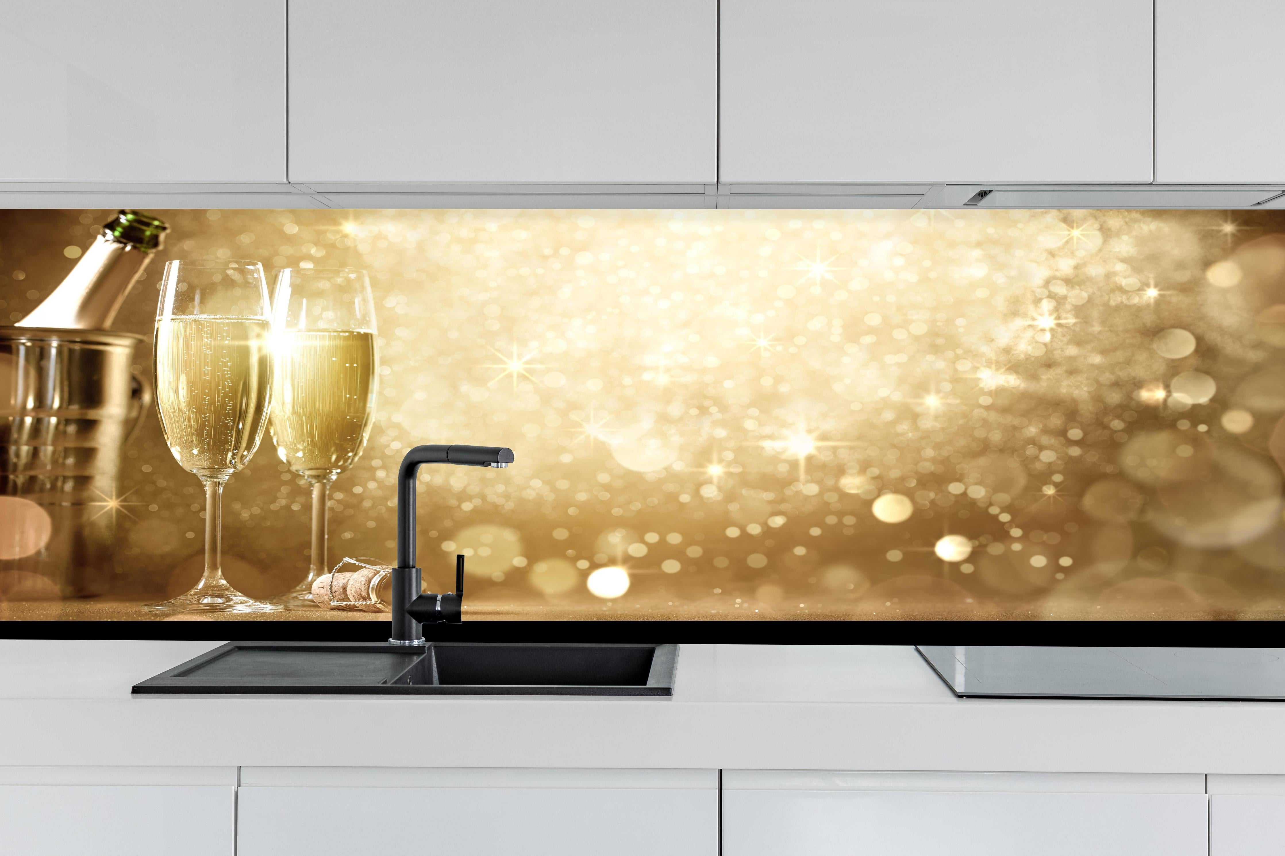 Küche - Neujahrsfeier hinter weißen Hochglanz-Küchenregalen und schwarzem Wasserhahn
