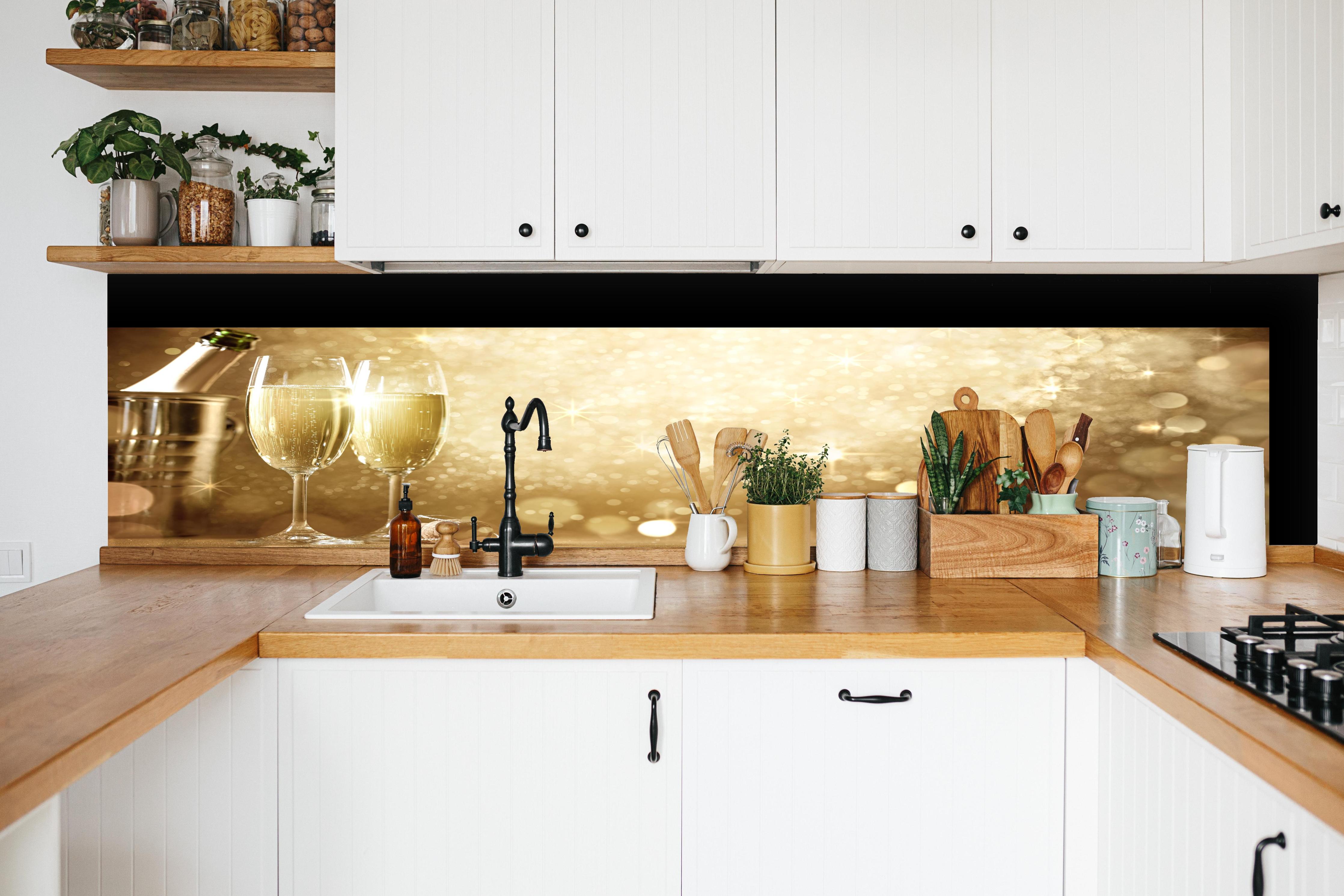 Küche - Neujahrsfeier hinter weißen Hochglanz-Küchenregalen und schwarzem Wasserhahn