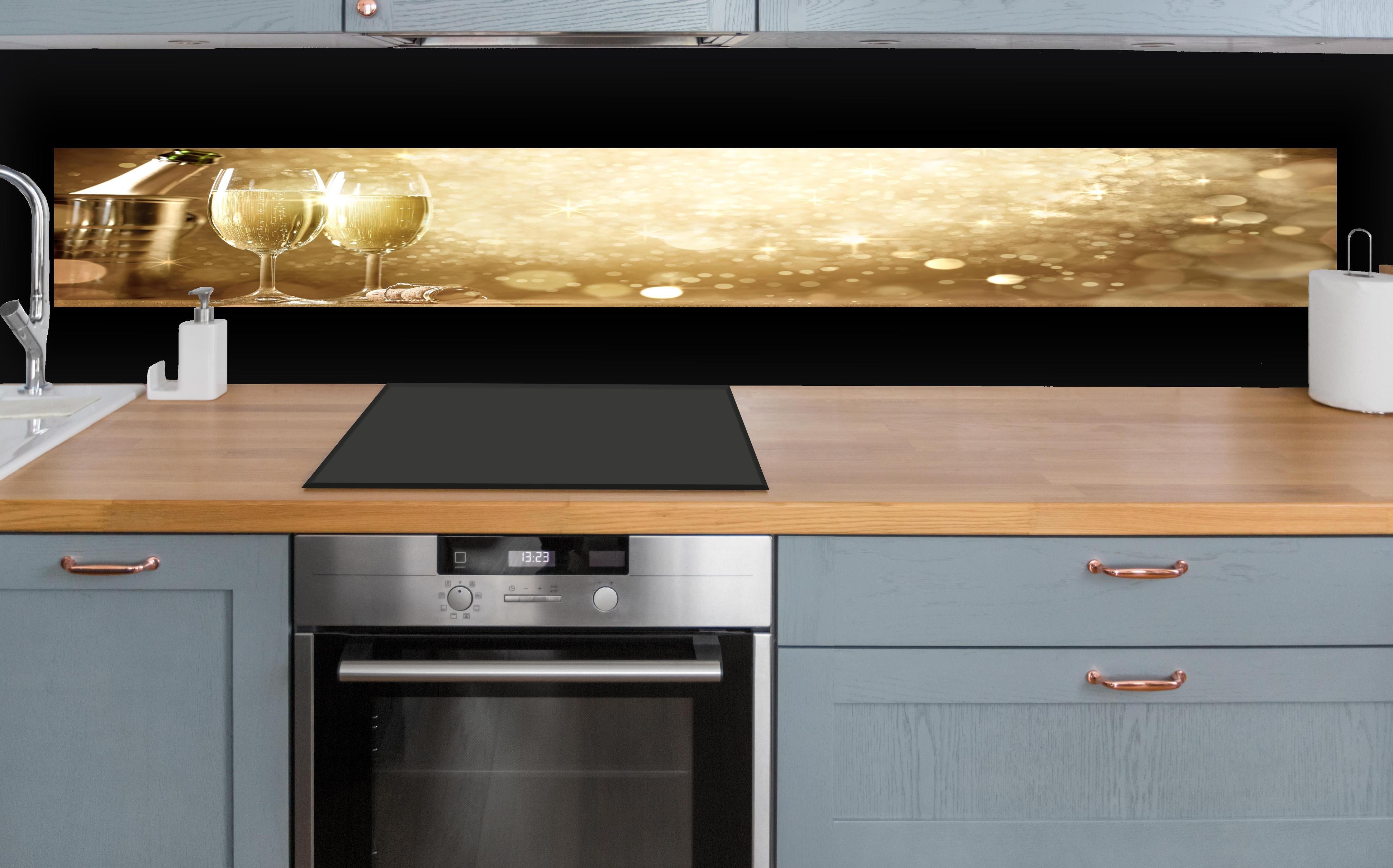 Küche - Neujahrsfeier hinter weißen Hochglanz-Küchenregalen und schwarzem Wasserhahn