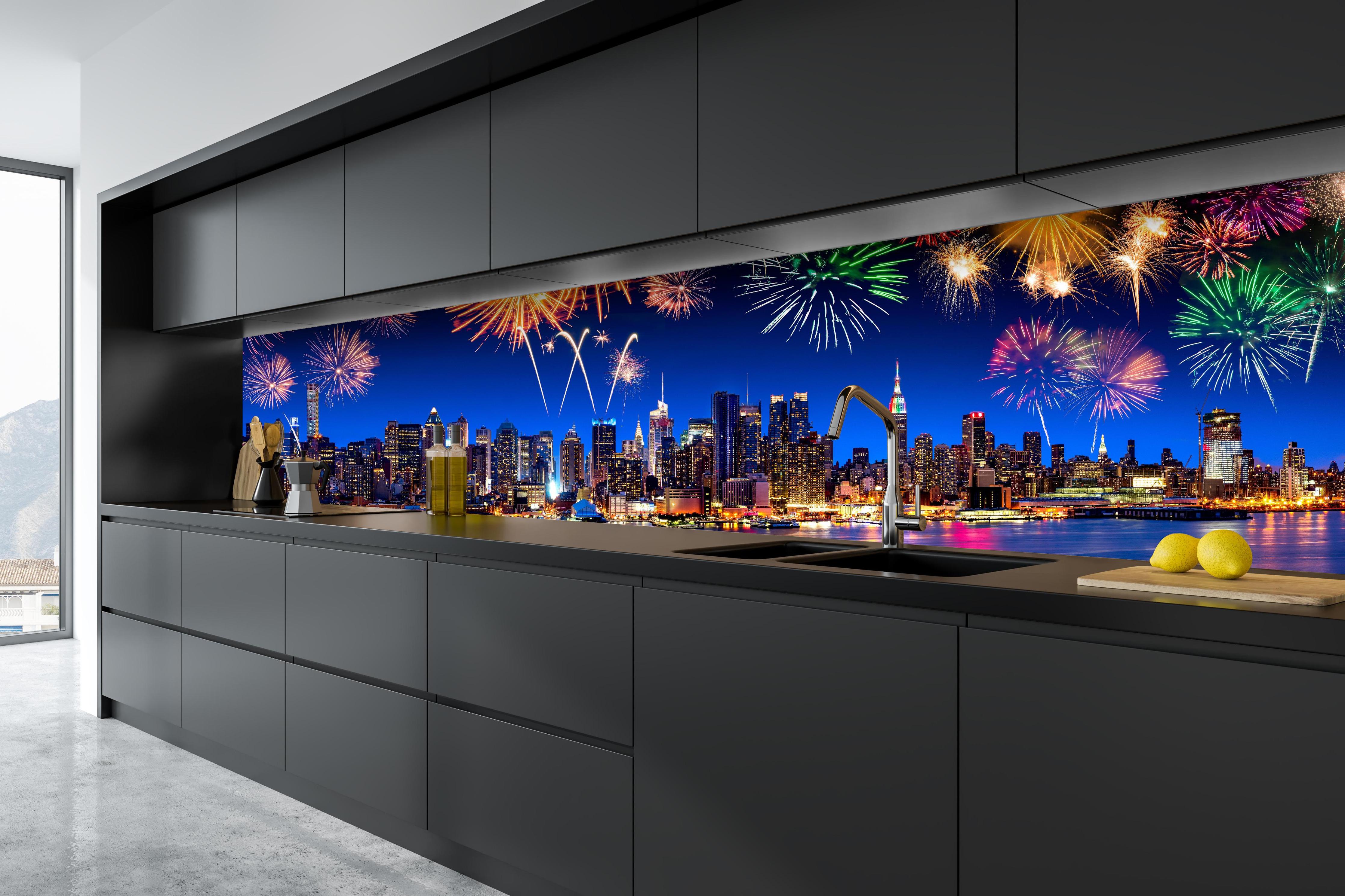 Küche - New York City Panorama mit Feuerwerk hinter weißen Hochglanz-Küchenregalen und schwarzem Wasserhahn