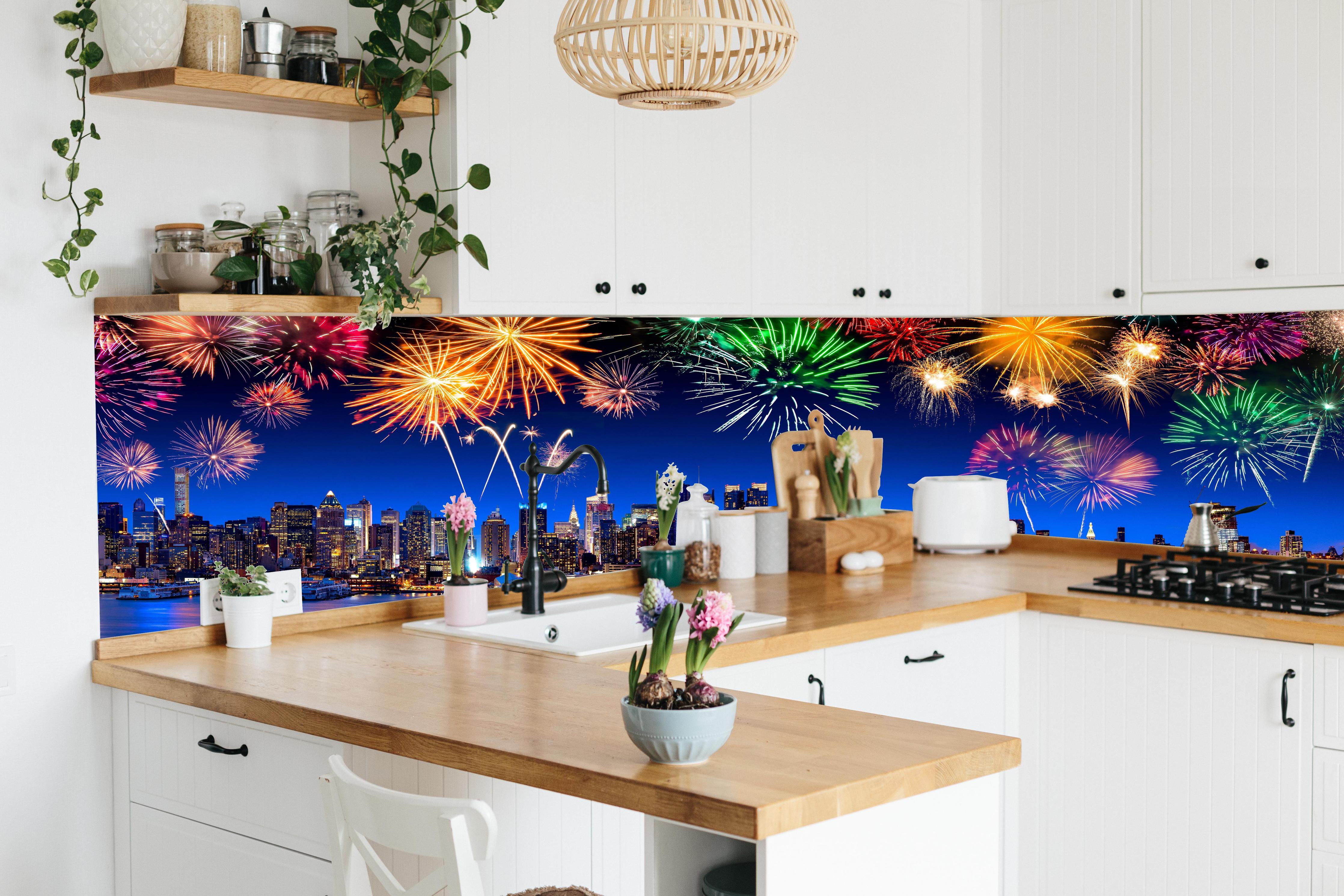 Küche - New York City Panorama mit Feuerwerk hinter weißen Hochglanz-Küchenregalen und schwarzem Wasserhahn