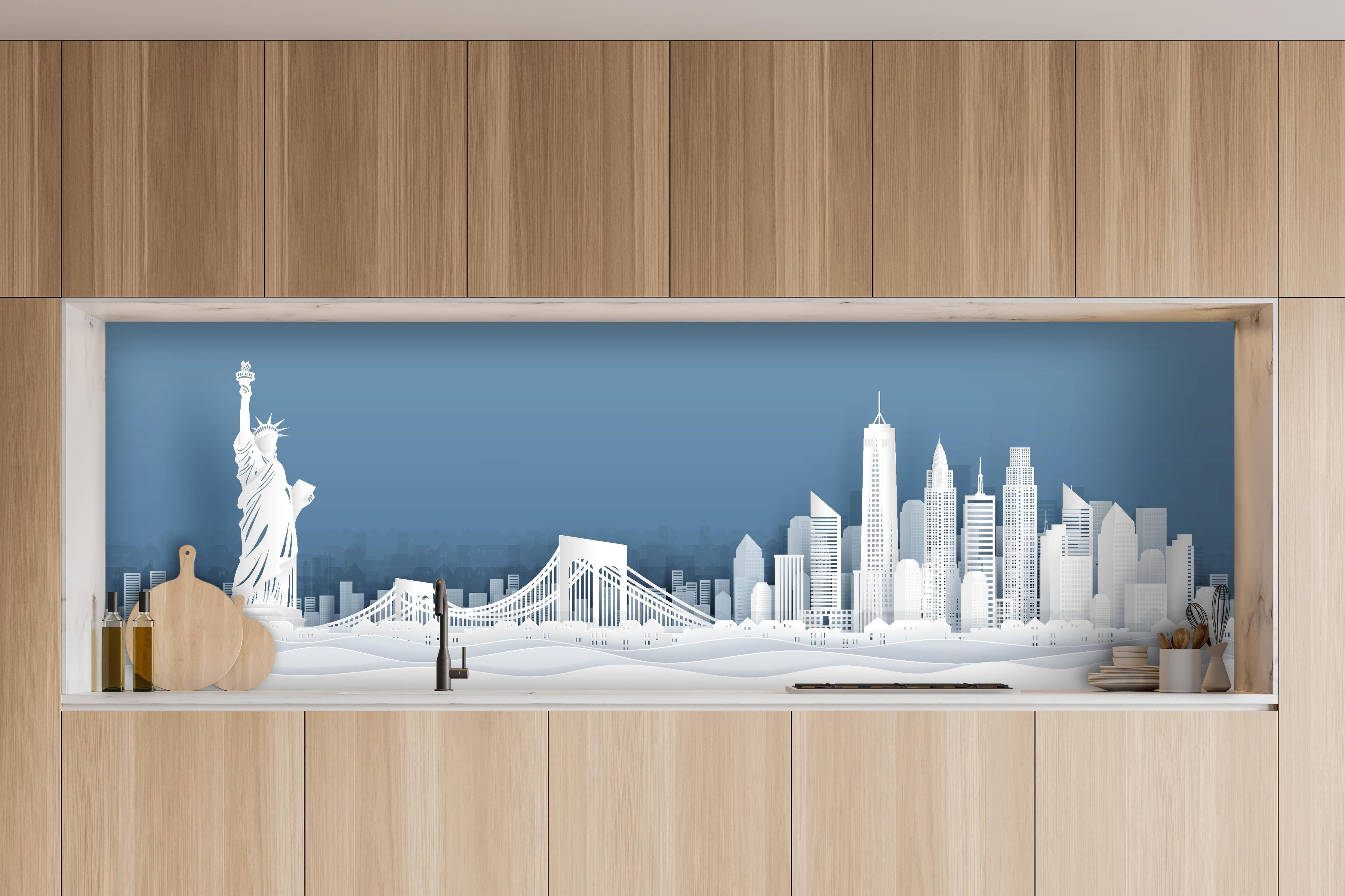 Küche - New York City Skyline Papercut Illustration hinter weißen Hochglanz-Küchenregalen und schwarzem Wasserhahn