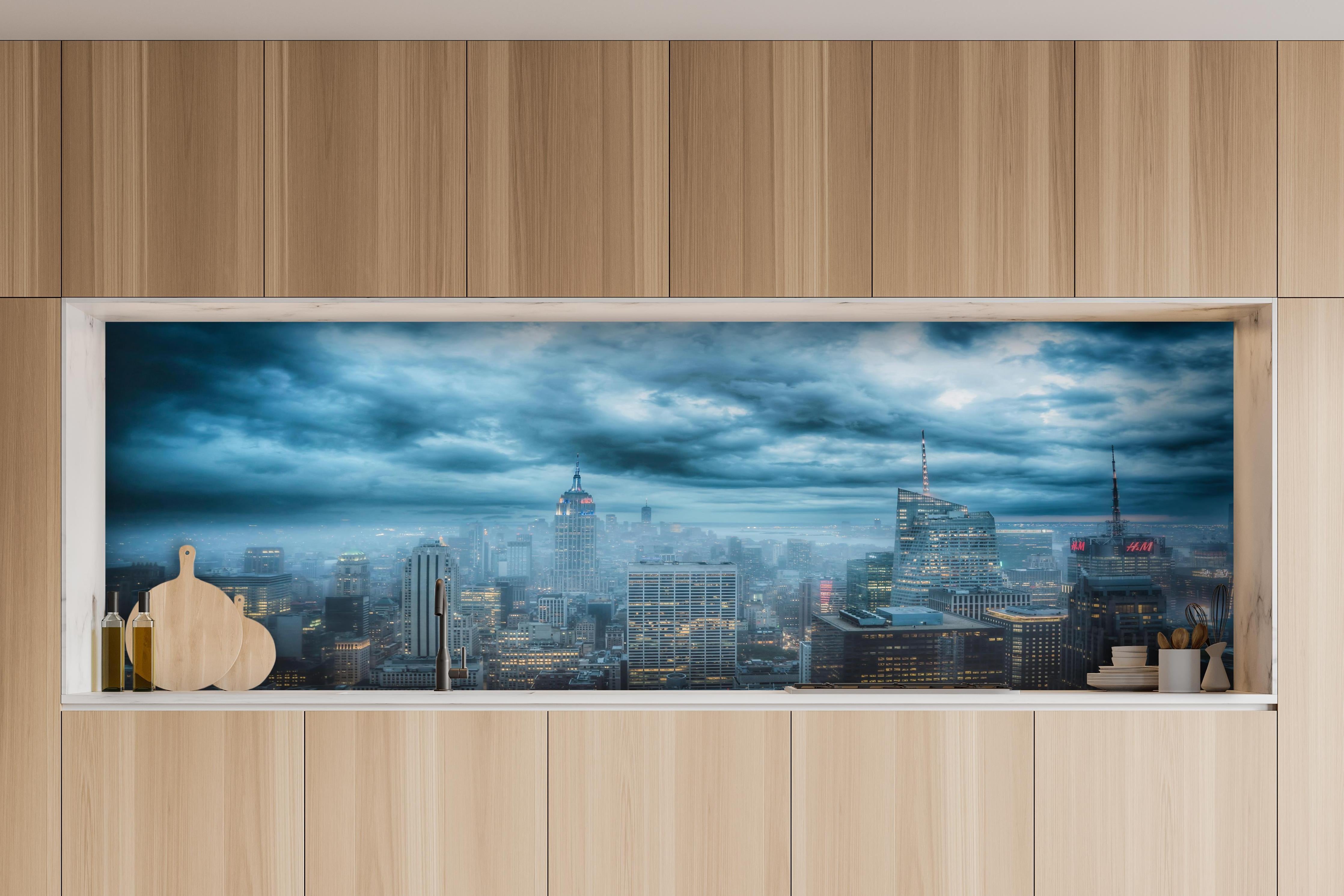 Küche - New York Skyline hinter weißen Hochglanz-Küchenregalen und schwarzem Wasserhahn